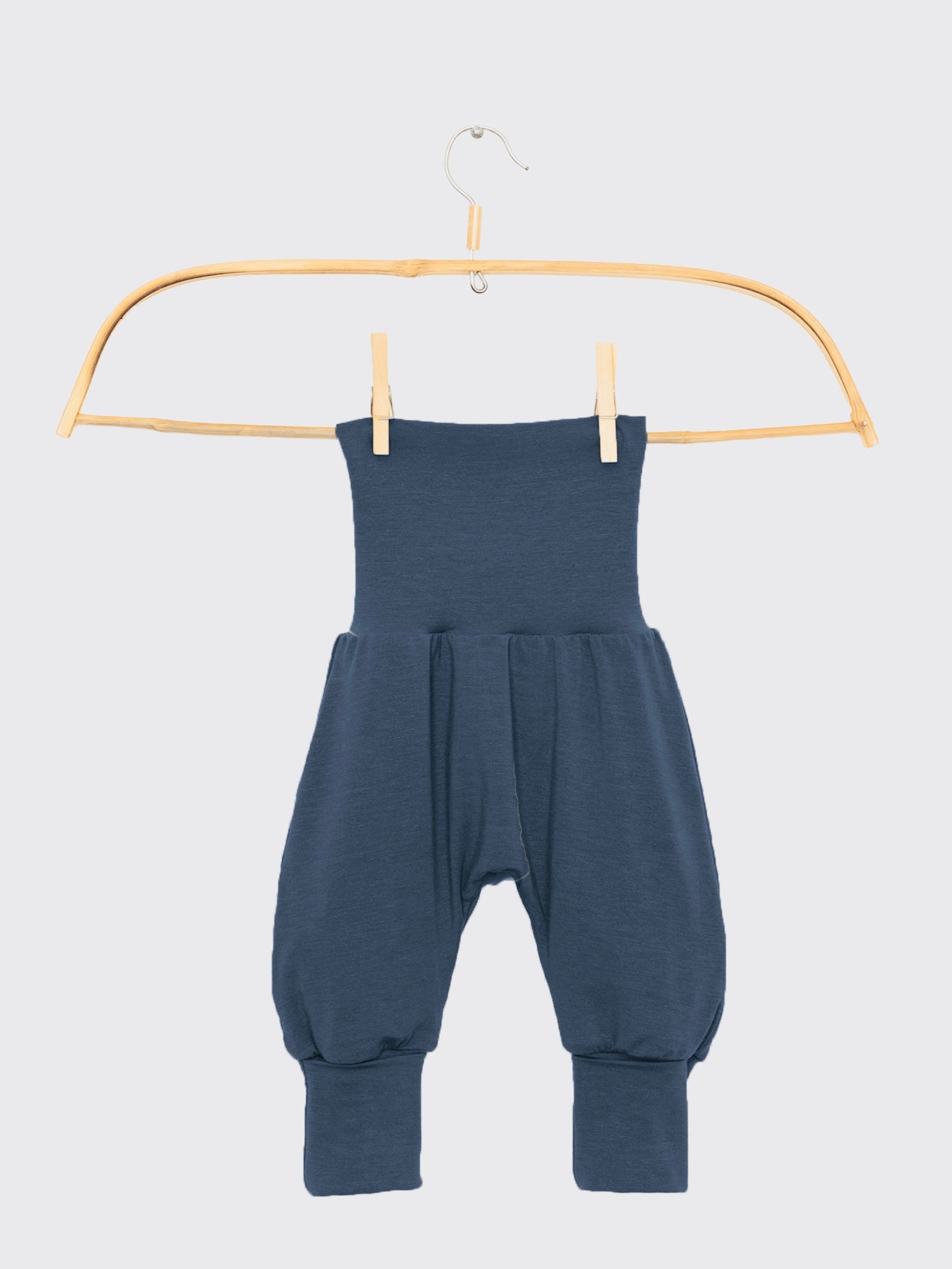 Babyknicker Kaschmir-Mix - Blaubeere: Navyblaue Haremshose mit hohem Klappbund und eng anliegenden Bündchen, an Bambus-Kleiderbügel mit Holzklammern hängend, ideal für zarte Babyhaut und wärmend.