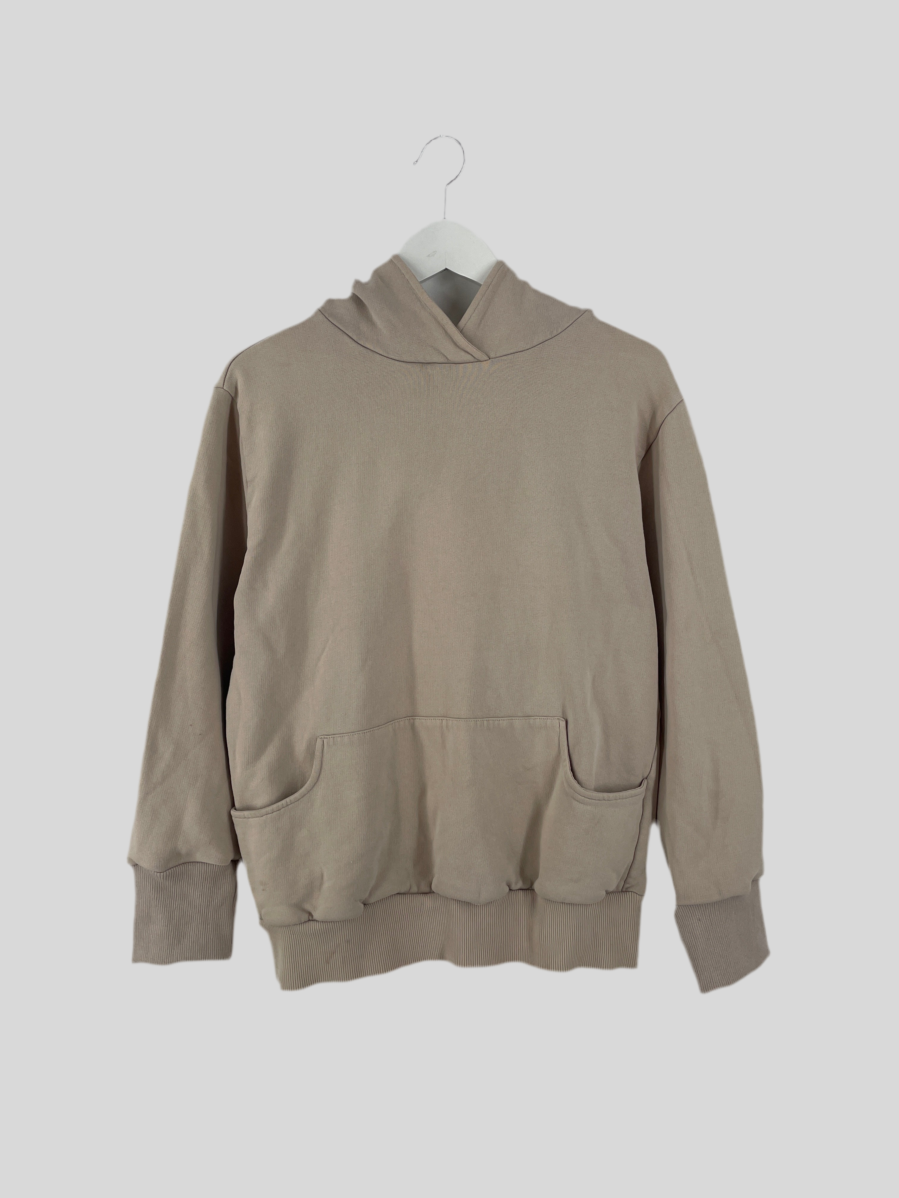 Frauen Hoodie Sweat Sand Gr. S: Ein schlichter, unifarbener Pullover mit Kapuze, langen Ärmeln, gerippten Bündchen und Kängurutasche. Zustand: gut, mit leichten Flecken vorne.