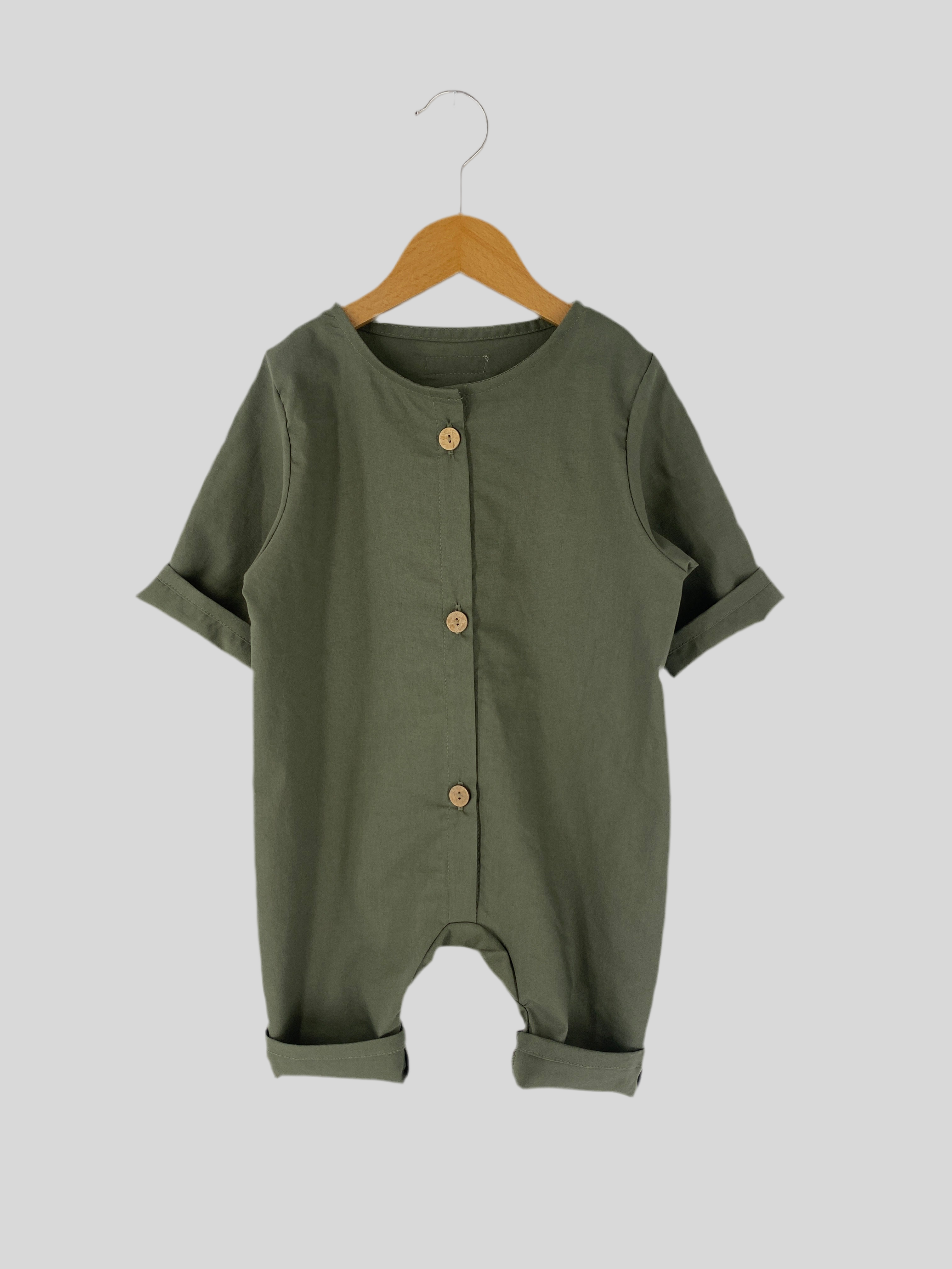 Mini Overall Sorona Leinen Pistazie Gr. 6M, neu und ungefüttert, präsentiert sich als leichtes, komfortables Kleidungsstück für Babys, ideal für warme Tage und einfaches Anziehen.