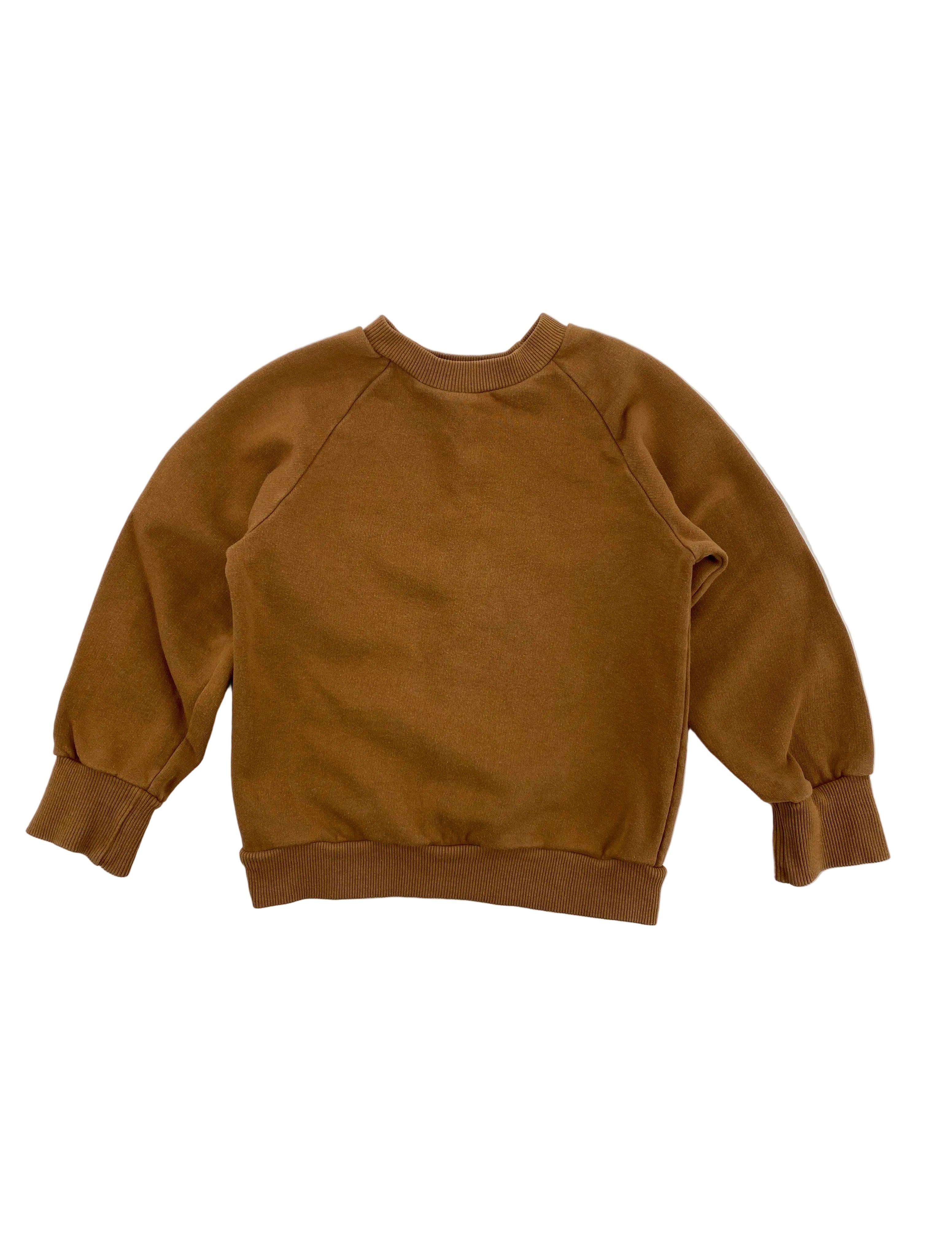 Kopie Pulli Sweat Sahara Gr 4/5Y: Ein langärmeliger Pullover mit geripptem Rundhalsausschnitt, Bündchen und Saum, in gutem Zustand, flach auf weißem Hintergrund präsentiert.