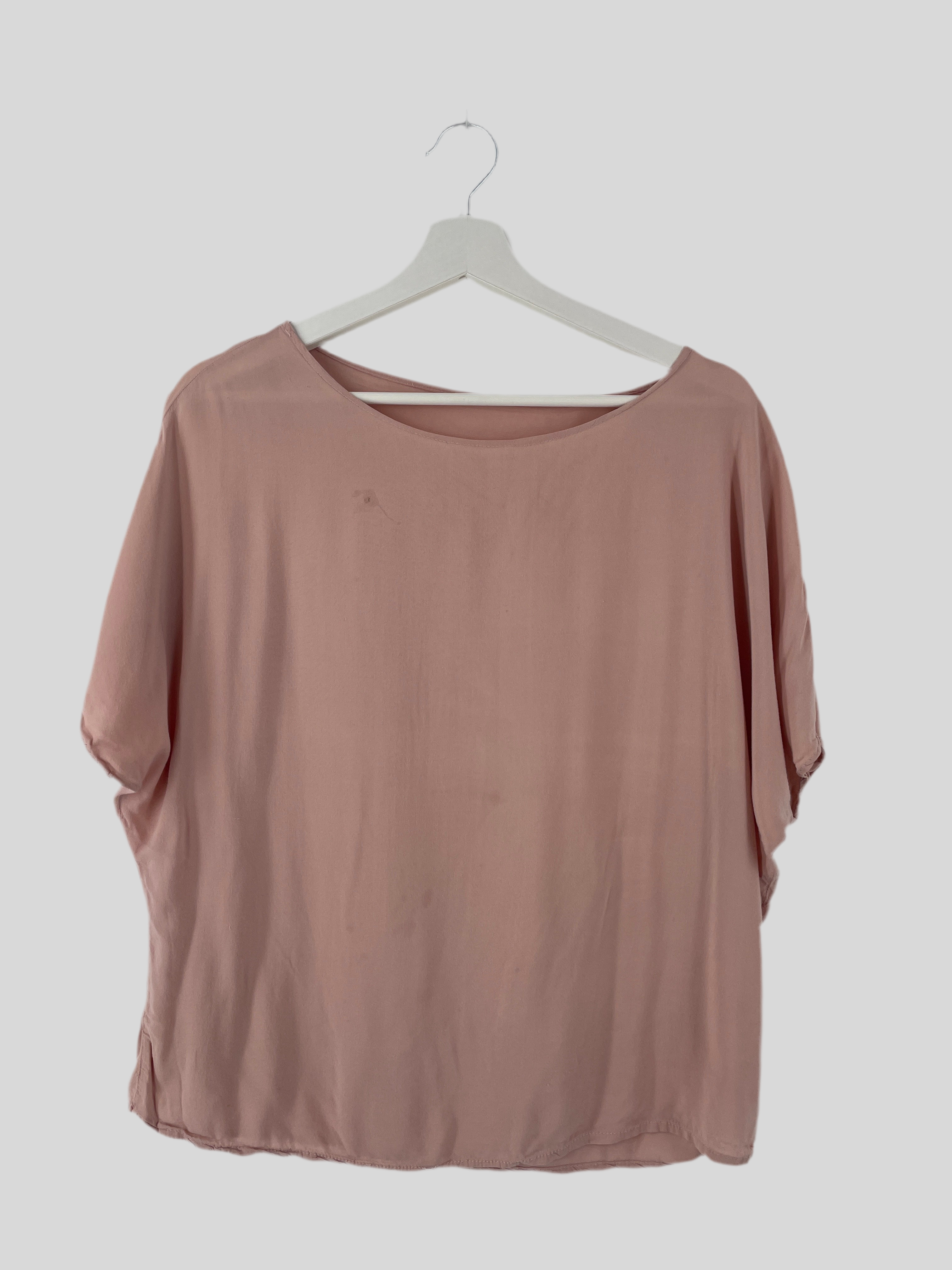 Shirt Viskose Rosé Gr. S, locker geschnitten, kurzärmelig und mit weitem Rundhalsausschnitt, hängt an einem weißen Kleiderbügel. Der Stoff ist schlicht und unauffällig. Zustand: okay, fleckig.