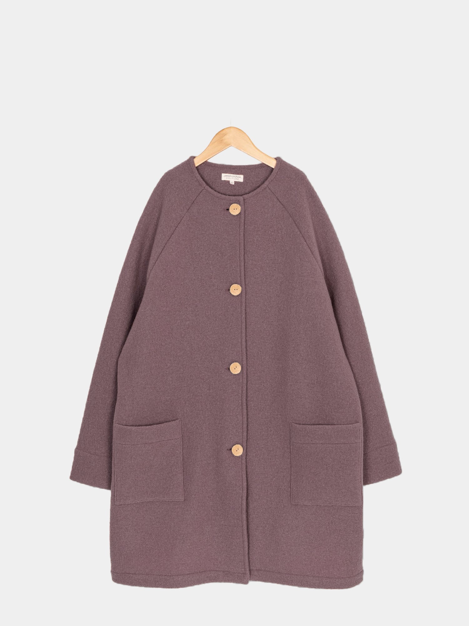 Wollmantel Damen - Malve: Langer, oversized Wollmantel mit Rundhalsausschnitt, Kokosknöpfen und Taschen, in Malve. Perfekt für Schwangerschaft und Babytrage, handgefertigt in Berlin aus nachhaltigem, zertifiziertem Walkstoff.