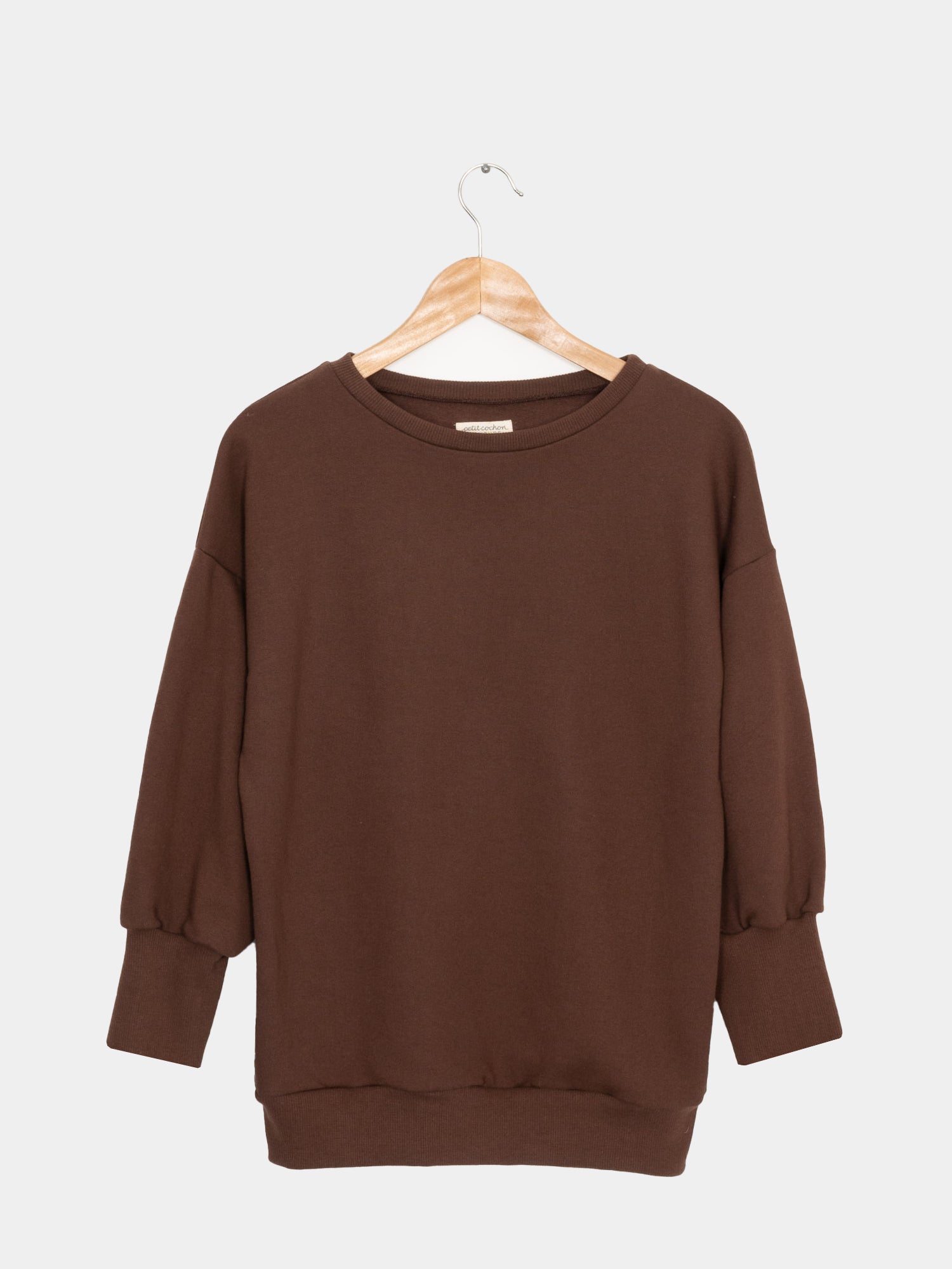 Frauen Pumppulli aus Bio-Baumwolle - Schoko auf einem Kleiderbügel, zeigt einen lockeren Schnitt mit überschnittenen Schultern, ideal für lässige Alltagslooks und maximalen Komfort. Perfekt im Partnerlook