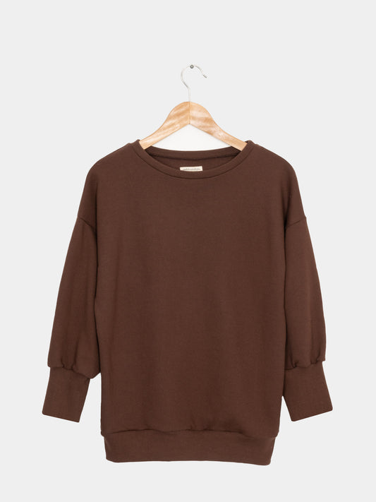 Frauen Pumppulli aus Bio-Baumwolle - Schoko auf einem Kleiderbügel, zeigt einen lockeren Schnitt mit überschnittenen Schultern, ideal für lässige Alltagslooks und maximalen Komfort. Perfekt im Partnerlook