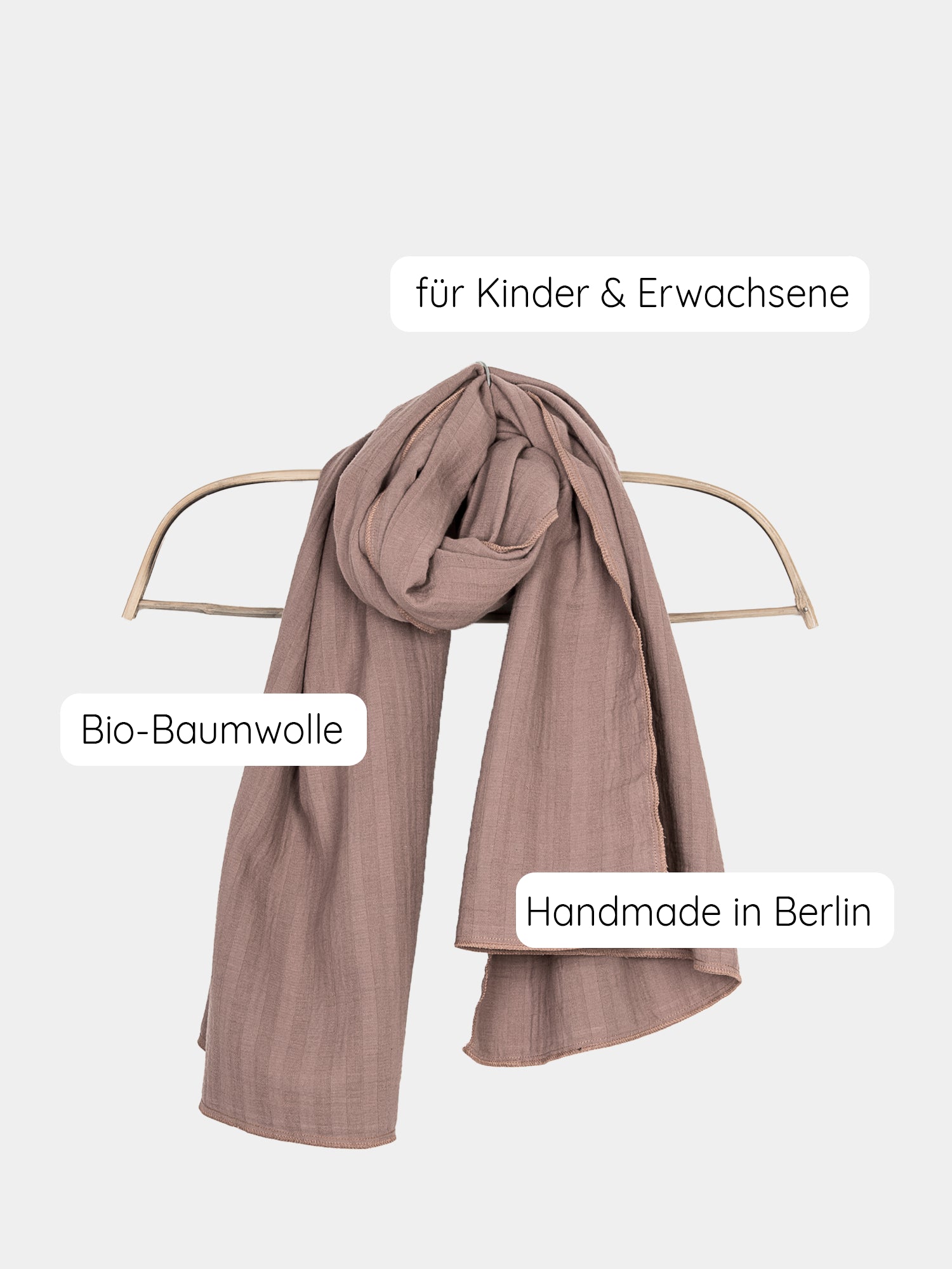 Großes Tuch Bio-Musselin - Puder: Nahaufnahme eines weichen, luftdurchlässigen Musselin-Schals aus 100% Bio-Baumwolle, ideal als vielseitiges Accessoire für Kinder und Erwachsene. Maße: 69 x 159 cm.