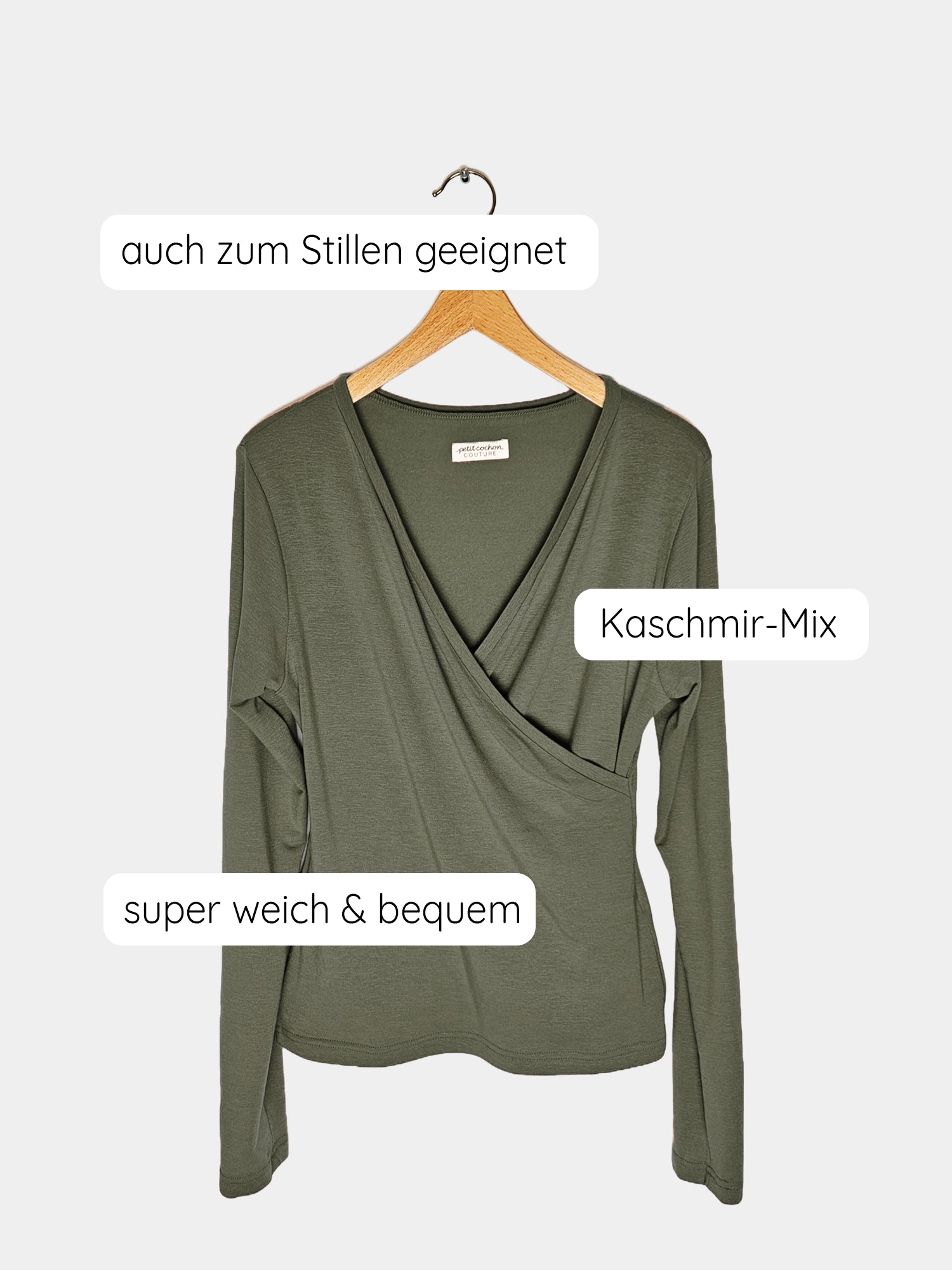 Wickelshirt Langarm Kaschmir-Mix - Avocado auf einem Holzkleiderbügel, mit elegantem Wickeldesign, ideal zum Stillen und als vielseitiges, weiches Kleidungsstück für verschiedene Anlässe.