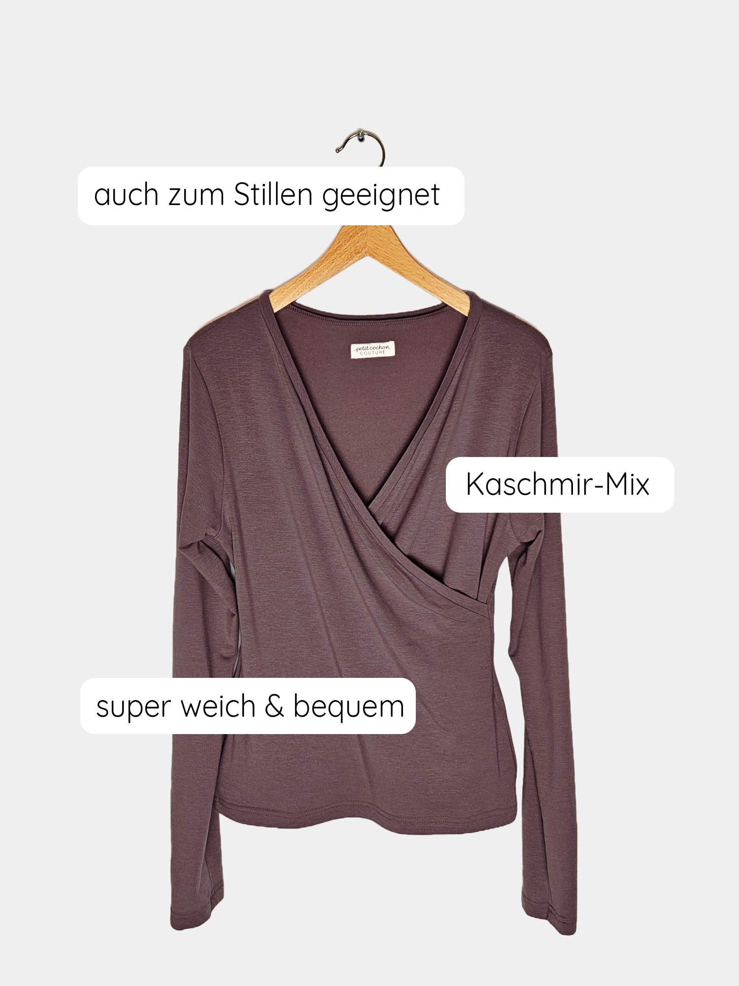 Wickelshirt Langarm Kaschmir-Mix - Malve: Langärmeliges, weiches Wickelshirt mit elegantem Ausschnitt, ideal für viele Anlässe, sichtbar auf einem Kleiderbügel präsentiert, aus Kaschmir-Modal-Mix.