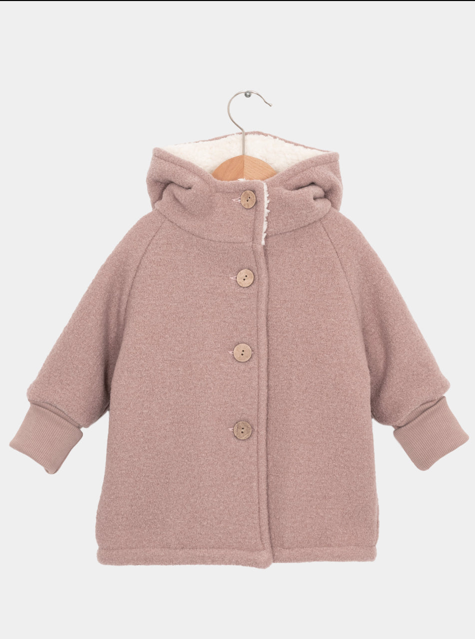 Teddy-Wichteljacke Wollwalk Puder Gr 12/13Y: Kinderjacke aus weichem Wollstoff, rosa-nuanciert, mit Sherpa-Kapuze, vier Holzknöpfen und gerippten Bündchen, hängt an einem Holzbügel. Größe 158-170, Zustand: neu.