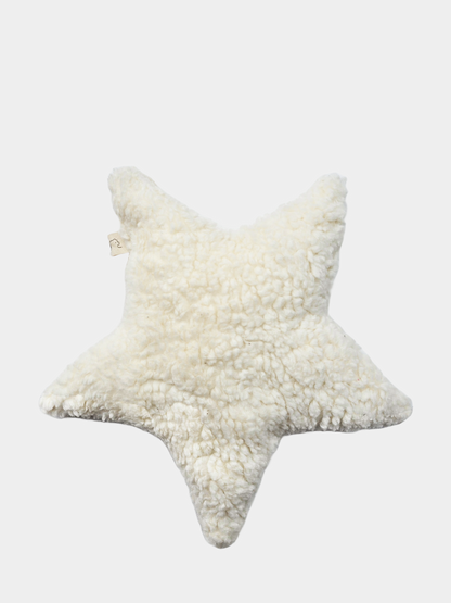Gran estrella de peluche de algodón orgánico «Natur»: un cojín de estrella blanco y mullido, fabricado con algodón 100 % orgánico, ideal como regalo sostenible para un nacimiento y cosido a mano con cariño en Berlín.