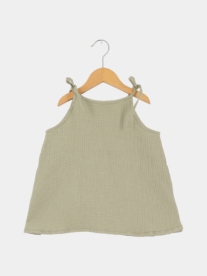 Hängerchen Musselin - Salbei: Ein luftiges, salbeigrünes Musselin-Hängerchen mit verstellbaren Schulterbändern, auf einem Holzkleiderbügel hängend, ideal als wachstumsfähiges Kleid oder Oberteil für Kinder.