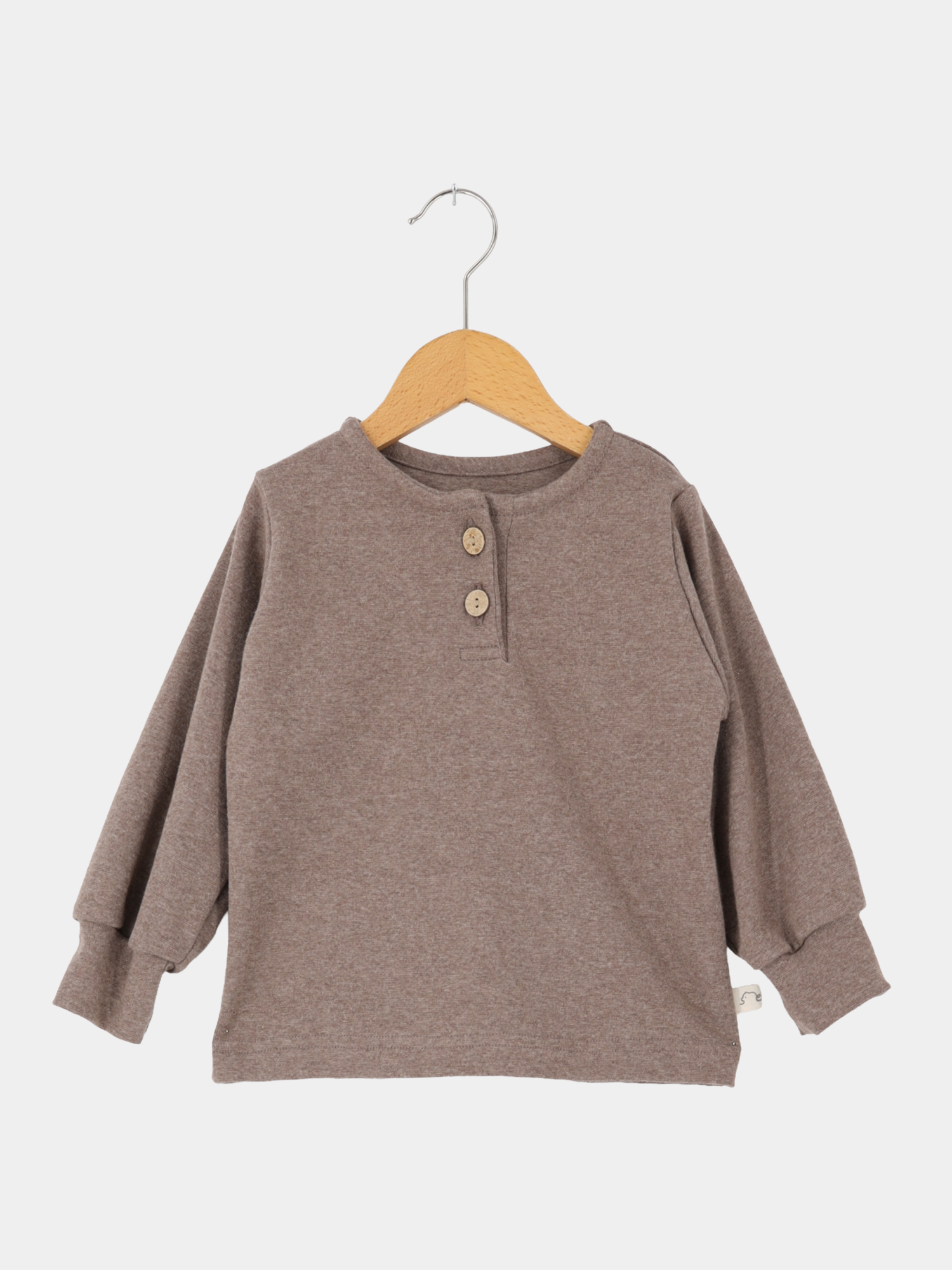 Hemdchen Feinstrick - Praline: Ein einfaches, langärmeliges Henley-Shirt mit Rundhalsausschnitt und Zweiknopfleiste, gefertigt aus feinem Strickstoff. Ideal für den Alltag, bequem und anschmiegsam.