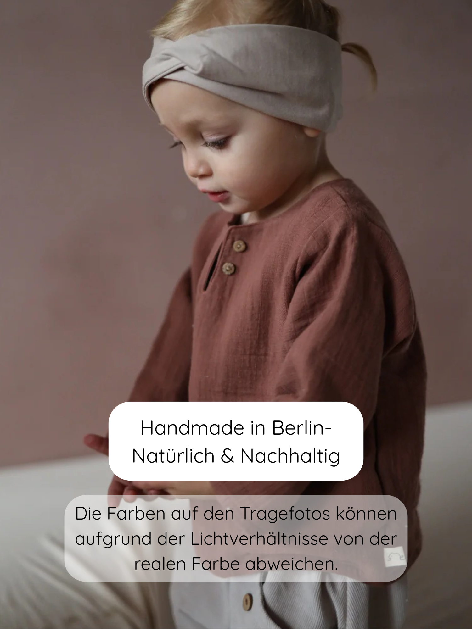Kleinkind trägt Hemdchen Bio-Musselin - Zimt, ein leichtes, atmungsaktives Oberteil mit lockerem Schnitt. Das weiche, handgefertigte Hemdchen bietet Bewegungsfreiheit und ist ideal für warme Tage. Handgemacht in Berlin.