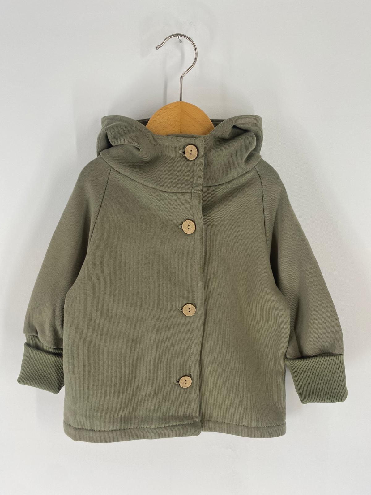 NEU Wichteljacke Bio-Sweat Pistazie Gr 8/9Y auf einem Kleiderbügel, mit Knöpfen und langen Ärmeln, präsentiert als stilvolle und nachhaltige Kinderbekleidung.