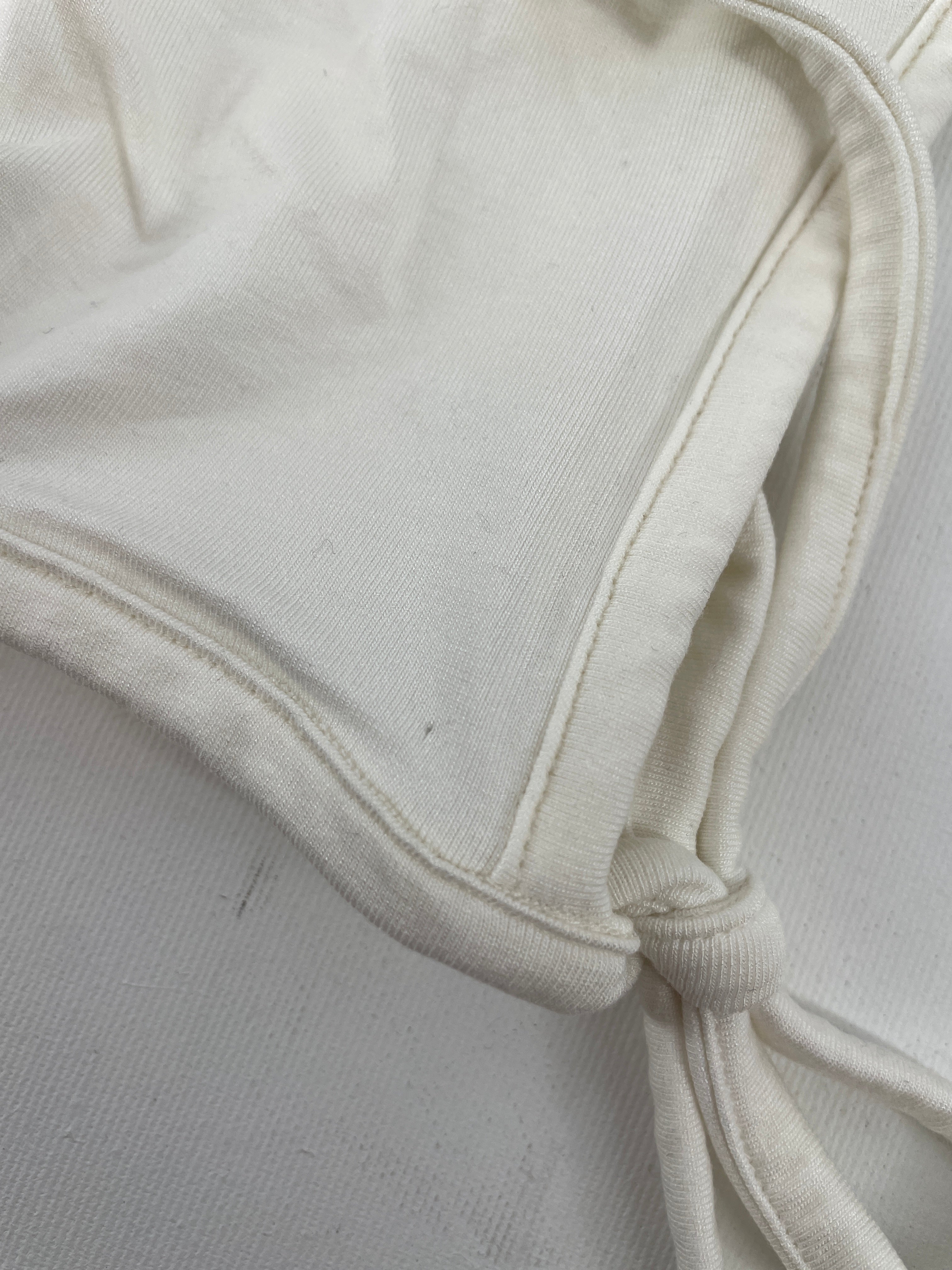 Babyhäubchen Jersey Natur Gr. 6M, neu, mit kleinem Loch auf der linken Seite. Das Häubchen ist aus weichem Jersey-Material, passend für Babys im Alter von sechs Monaten.