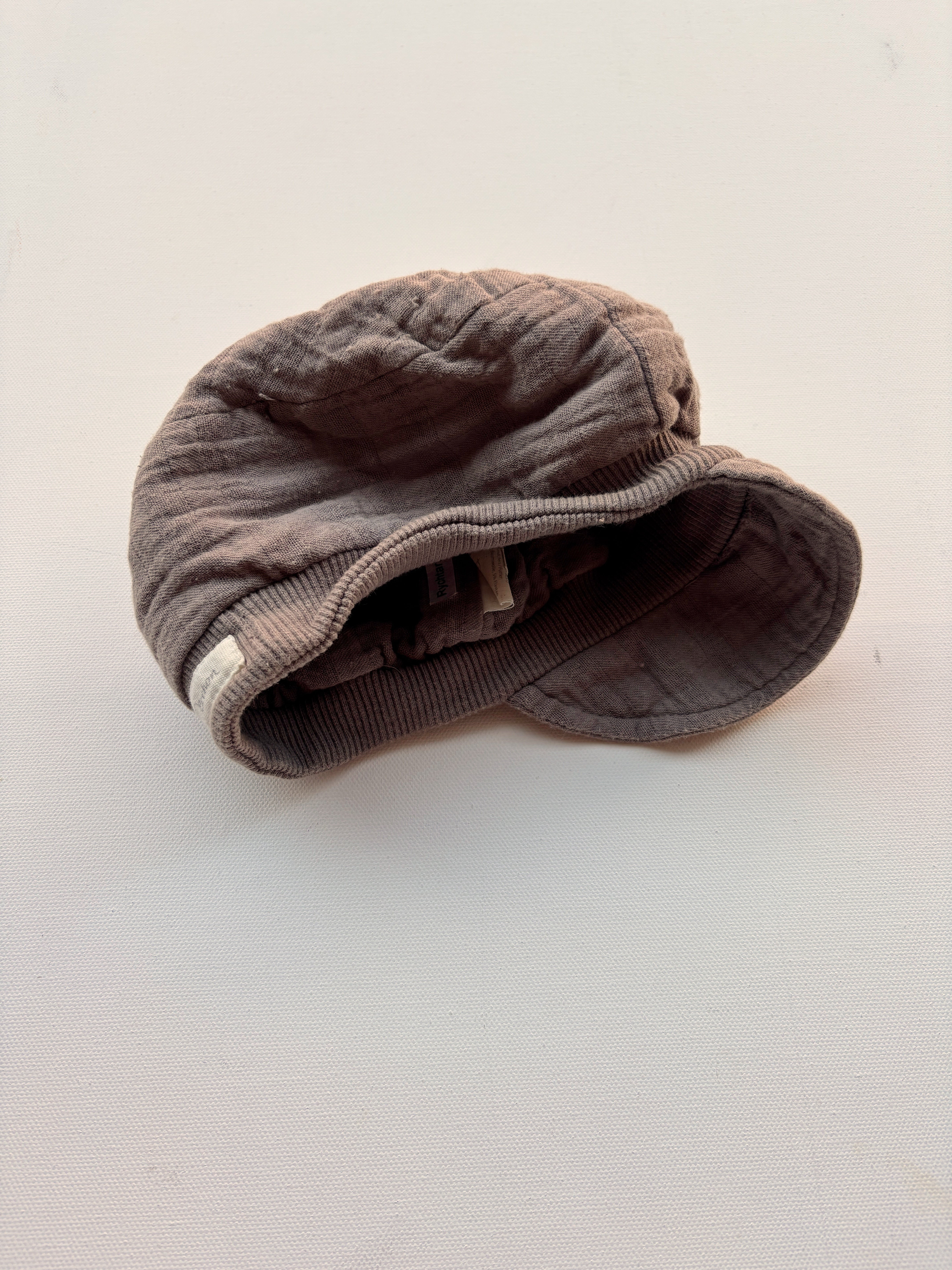 Michelmütze Musselin Praline Gr. 2Y, braune Strickmütze auf weißem Hintergrund, Zustand gebraucht, kleines Namensschild innen sichtbar.