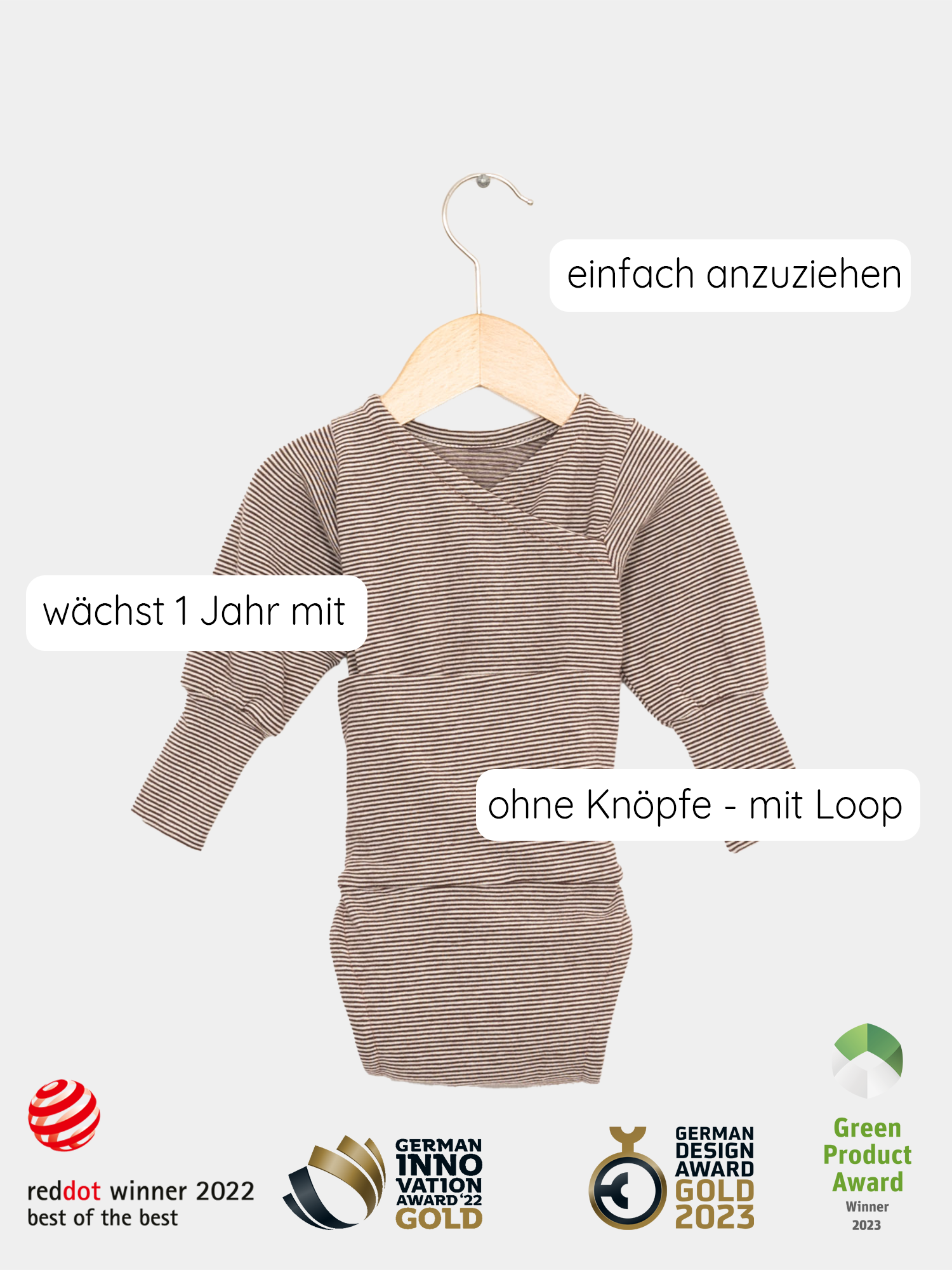 Loopbody Bio-Ringel - Schoko-Ringel auf einem hölzernen Kleiderbügel, zeigt die feinen Streifen des Babybodys, der aus weicher Bio-Baumwolle besteht und mitwächst.