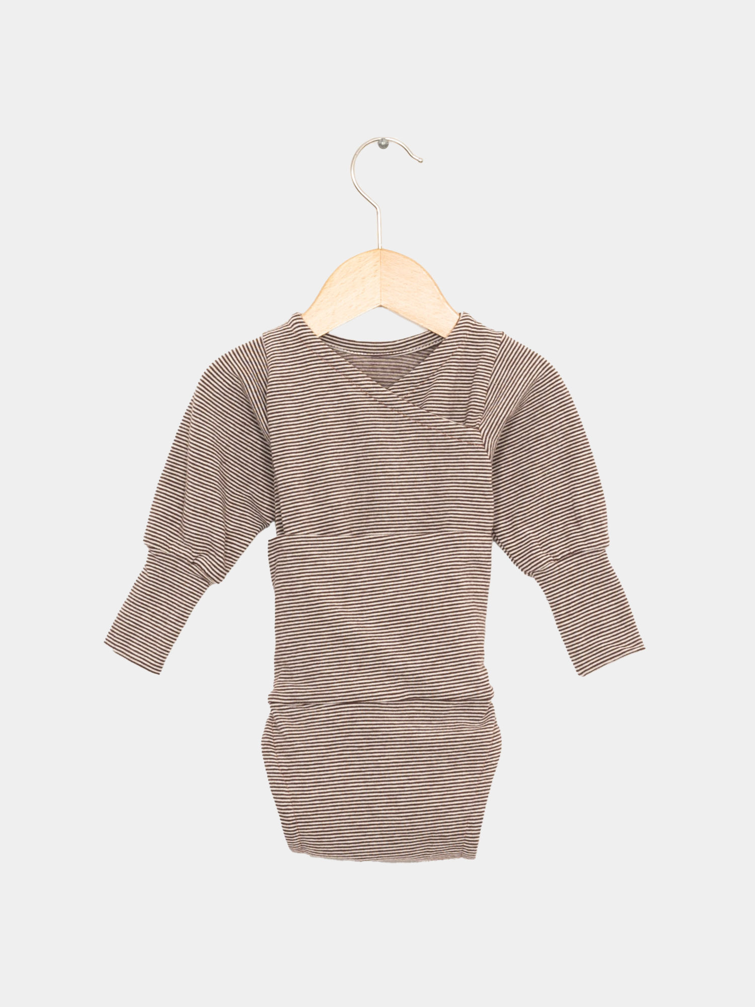 Loopbody Bio-Ringel - Schoko-Ringel: Ein gestreifter Babybody auf einem Schaukelsitz, aus weicher Bio-Baumwolle gefertigt, perfekt für nachhaltige, mitwachsende Kinderkleidung von PETIT COCHON.