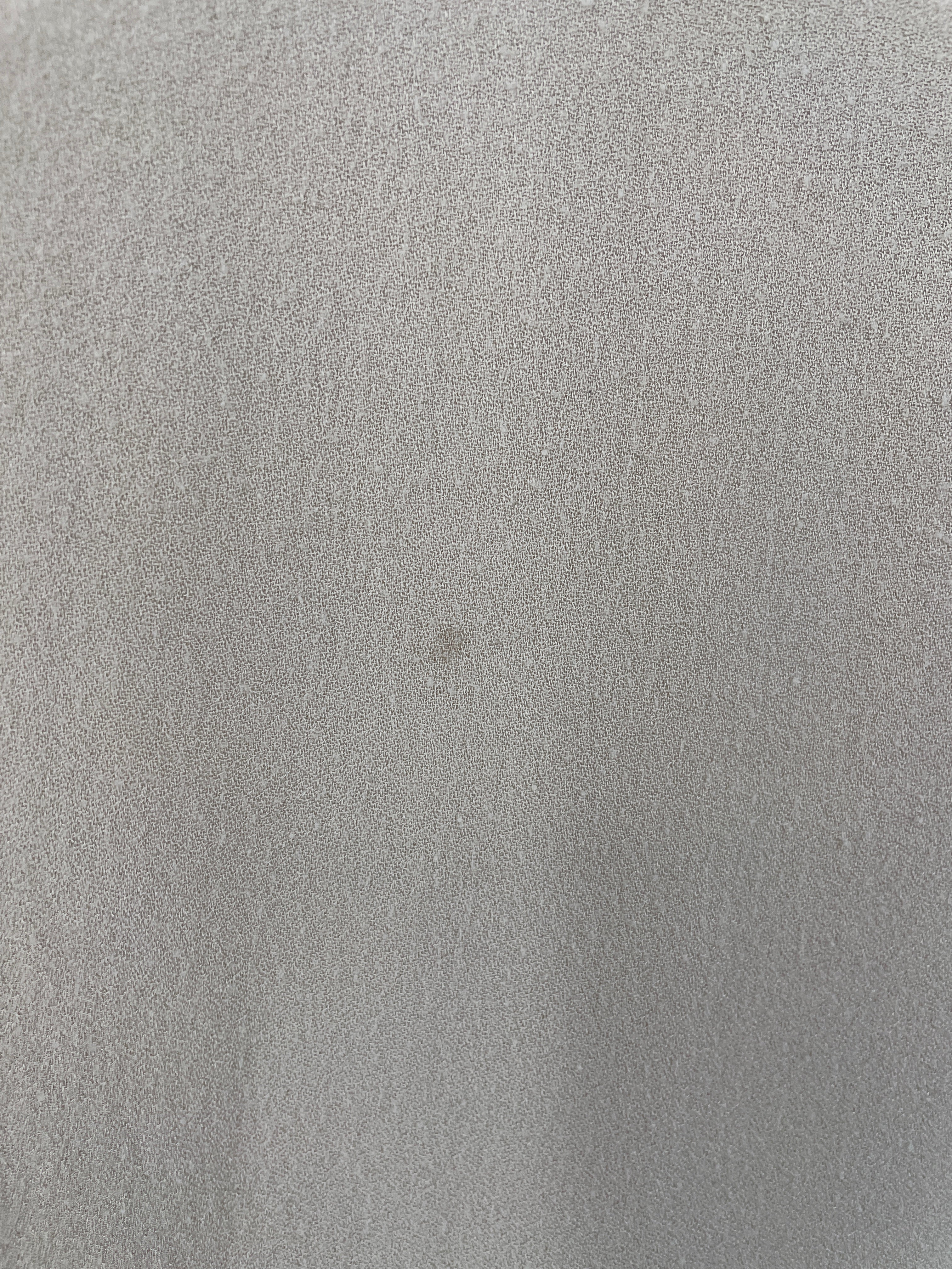 Damen Kleid Crepe Sand Gr. S mit einer gleichmäßigen, hellbeige Textur und einem kleinen, kaum sichtbaren Fleck in der Mitte des Stoffes. Zustand: sehr gut.