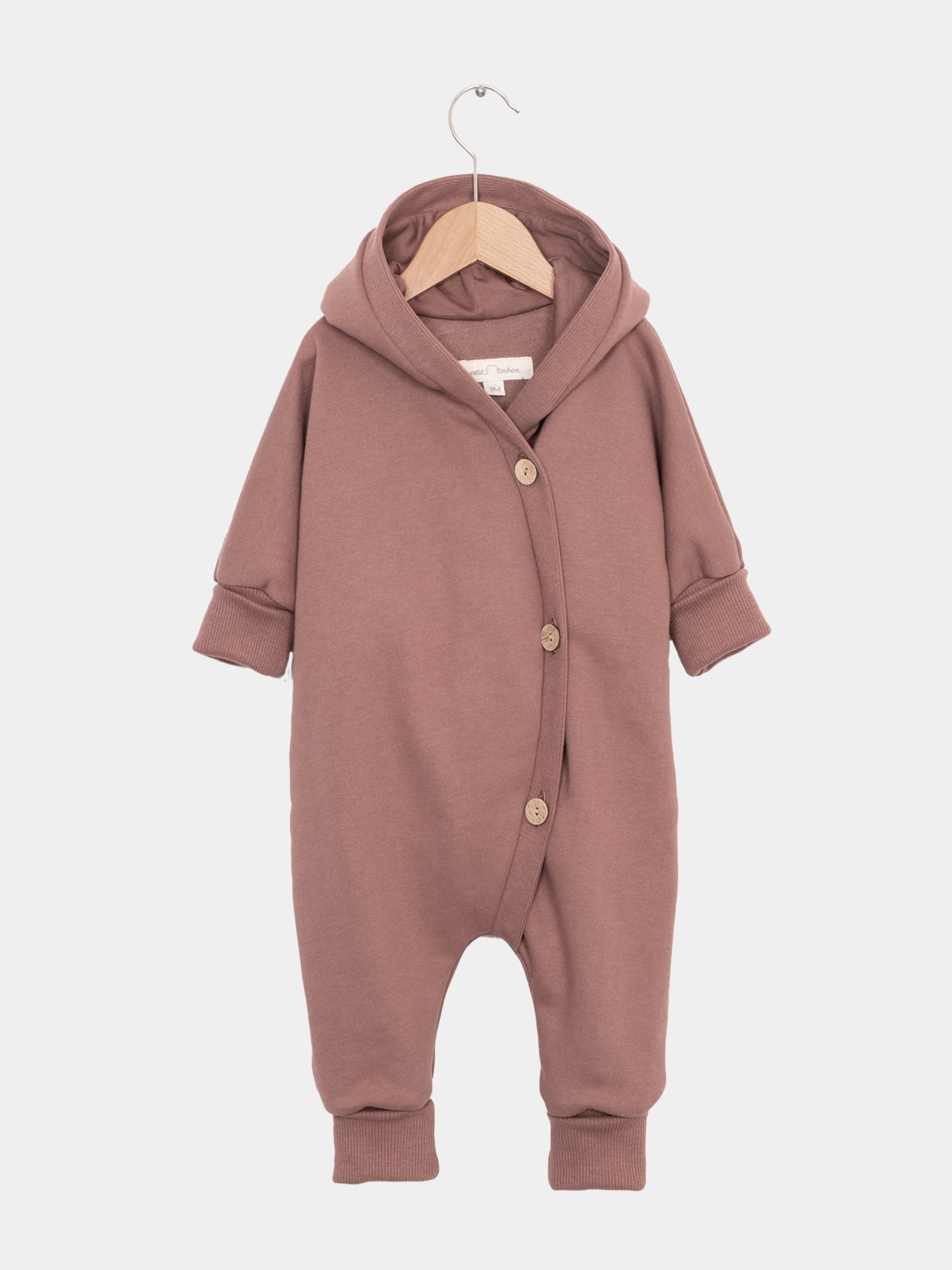Kuschelanzug Bio-Sweat - Zimt: Nahaufnahme eines weichen, angerauten Overalls aus Bio-Baumwolle mit Wichtelkapuze und Krempelbündchen, ideal für Kinder, um an kalten Tagen warm zu bleiben.