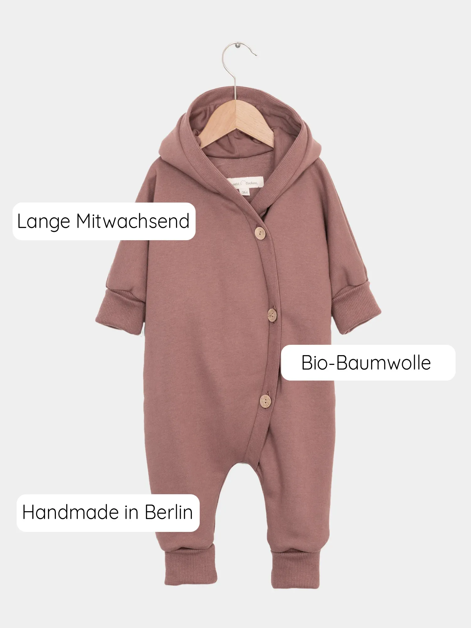 Kuschelanzug Bio-Sweat - Zimt: Nahaufnahme eines weichen, gemütlichen Overalls mit Wichtelkapuze und Krempelbündchen, ideal für Babys und Kinder, gefertigt aus angerautem Bio-Baumwoll-Sweatstoff.