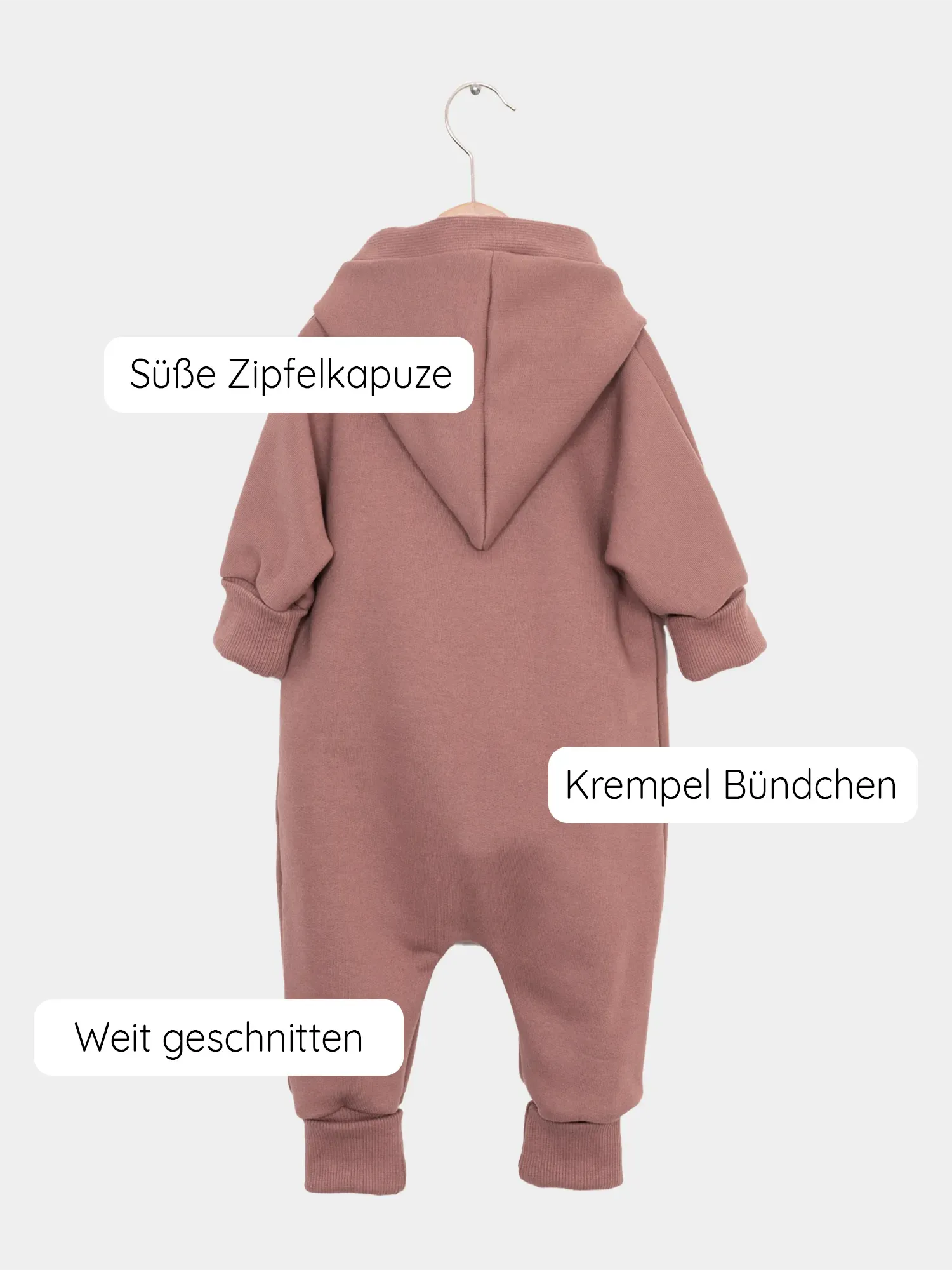 Kuschelanzug Bio-Sweat - Zimt: Nahaufnahme eines weichen, gemütlichen Overalls mit Wichtelkapuze und Krempelbündchen, ideal für Babys/Kinder. Hergestellt aus Bio-Baumwolle für vielseitige Wärme und Komfort.