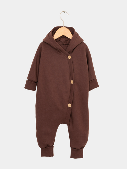 Nahaufnahme des Kuschelanzugs Bio-Sweat - Schoko auf einem Kleiderständer, mit gekrempelten Bündchen an Armen und Beinen, ideal für Babys und Kinder durch seinen weichen, angerauten Innenstoff aus Bio-Baumwolle.