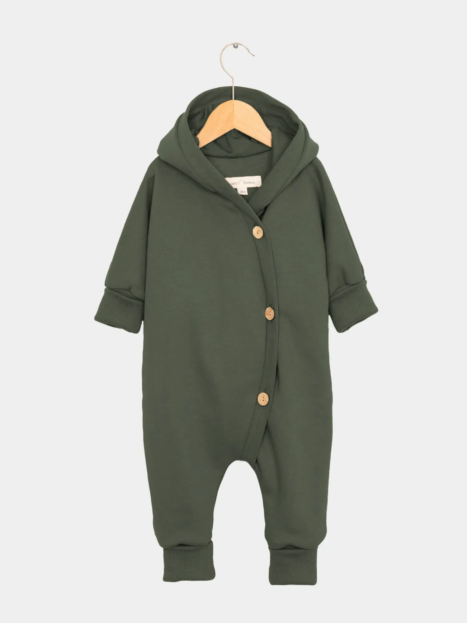 Kuschelanzug Bio-Sweat - Avocado: Grüner Baby-Romper mit Knöpfen und Wichtelkapuze, aus weicher, angerauter Bio-Baumwolle, mit Krempelbündchen an Armen und Beinen für mitwachsendes Tragen.