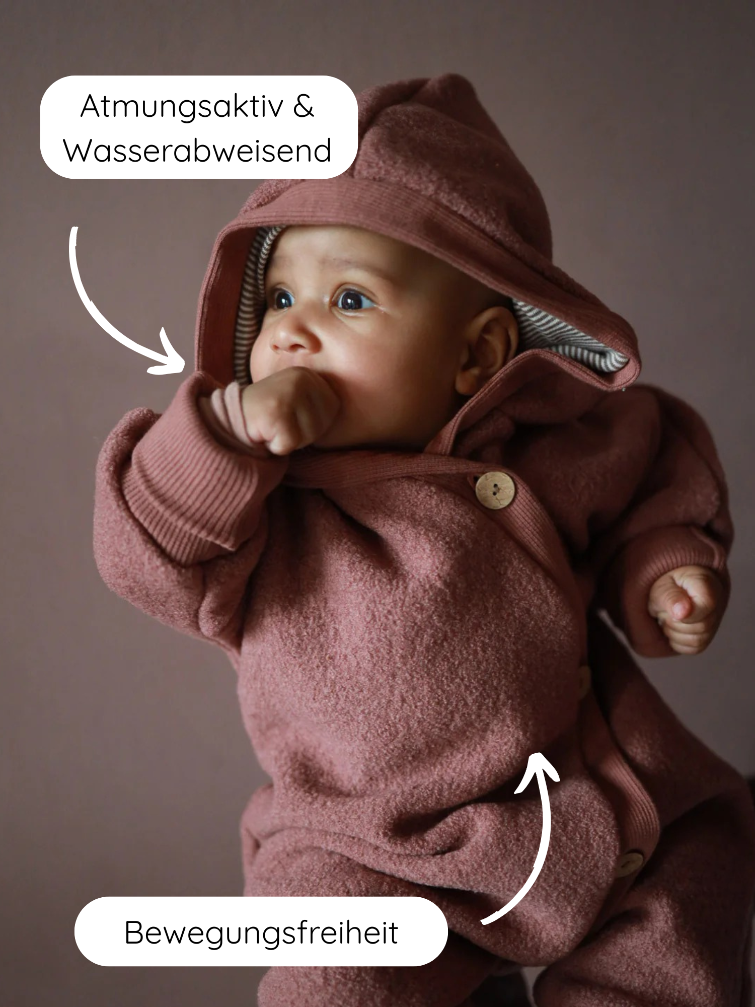 Baby im Kuschelanzug Wollwalk - Zimt, einem Wollwalkanzug mit Kapuze , der atmungsaktiv, wasserabweisend ist und Bewegungsfreiheit bietet. Ideal für Frühling bis Winter, mit Baumwollfutter und Krempelbündchen.