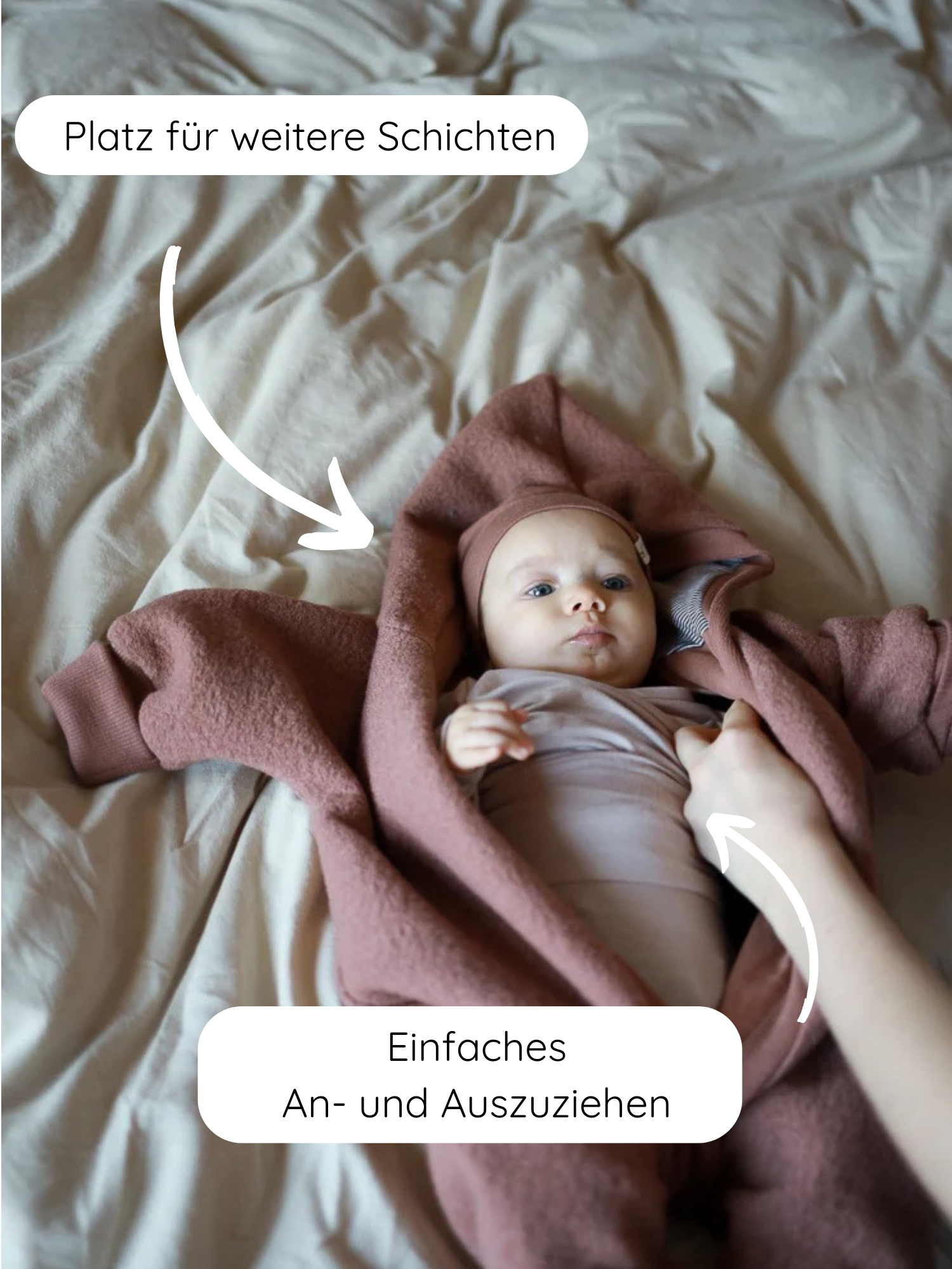 Ein Baby liegt auf einem Bett in einem Kuschelanzug Wollwalk - Zimt. Eine Hand öffnet den Anzug, um „Einfaches An- und Ausziehen” und „Platz für weitere Schichten” zu zeigen.
Wollwalk Anzug für Babys und Kinder in Zimt.
der perfekte Wollwalk Overall für Herbst und Winter.