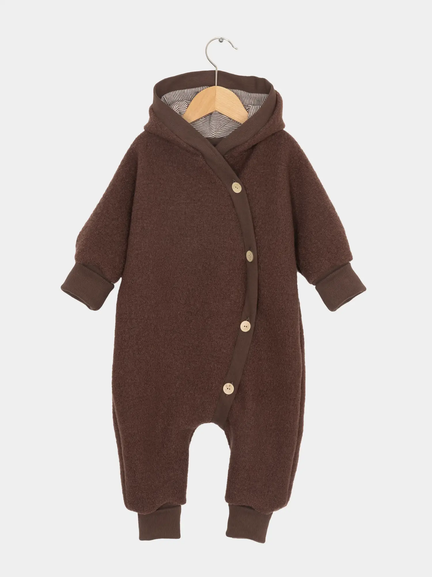 Kuschelanzug Wollwalk - Schoko: Einteiler aus weichem Teddyfleece mit Kapuze, diagonaler Knopfverschluss, langen Ärmeln und Bündchen, auf einem Holzkleiderbügel präsentiert. Ideal für Babys im Alltag.