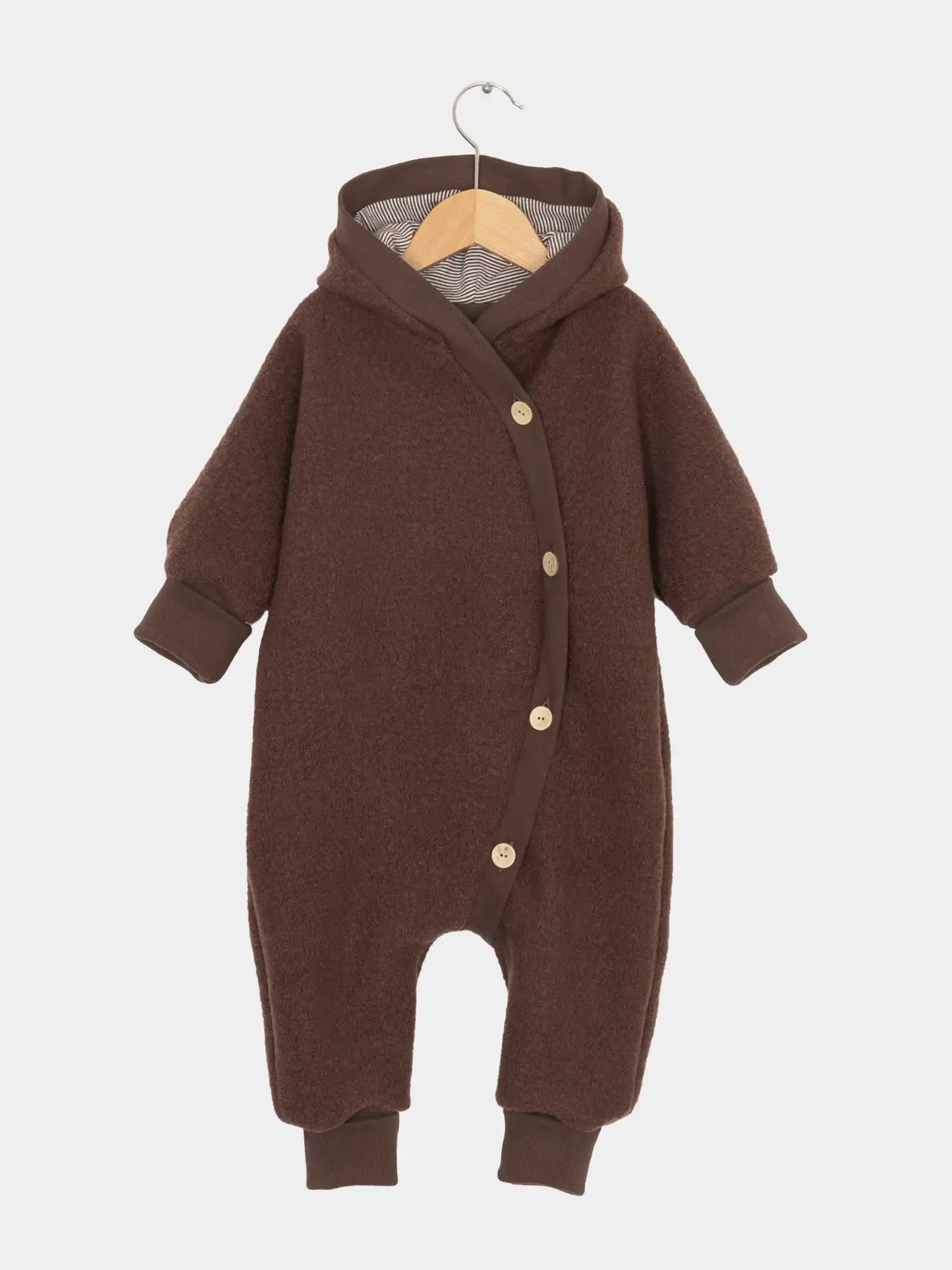 Kuschelanzug Wollwalk - Schoko: Ein einteiliger, brauner Fleece-Overall mit Kapuze, asymmetrischen Knöpfen und gestreiftem Futter. Langer Schnitt für Bewegungsfreiheit, ideal für kühle Tage.