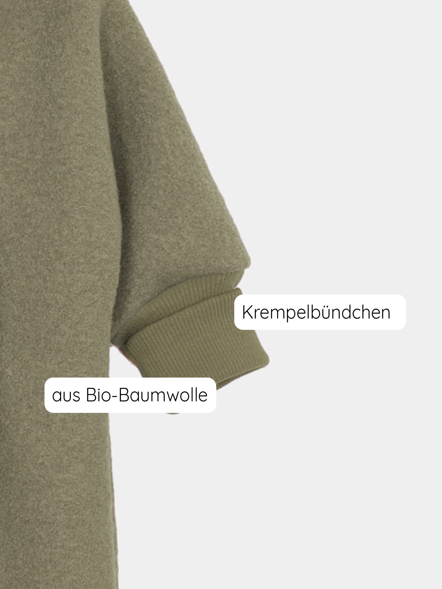 Nahaufnahme des Kuschelanzugs Wollwalk - Pistazie, gefertigt aus 100% Schurwolle mit Bio-Jersey-Futter, ideal für kalte Tage mit engen Bündchen gegen Kälte. Wollwalk Anzug für Kinder