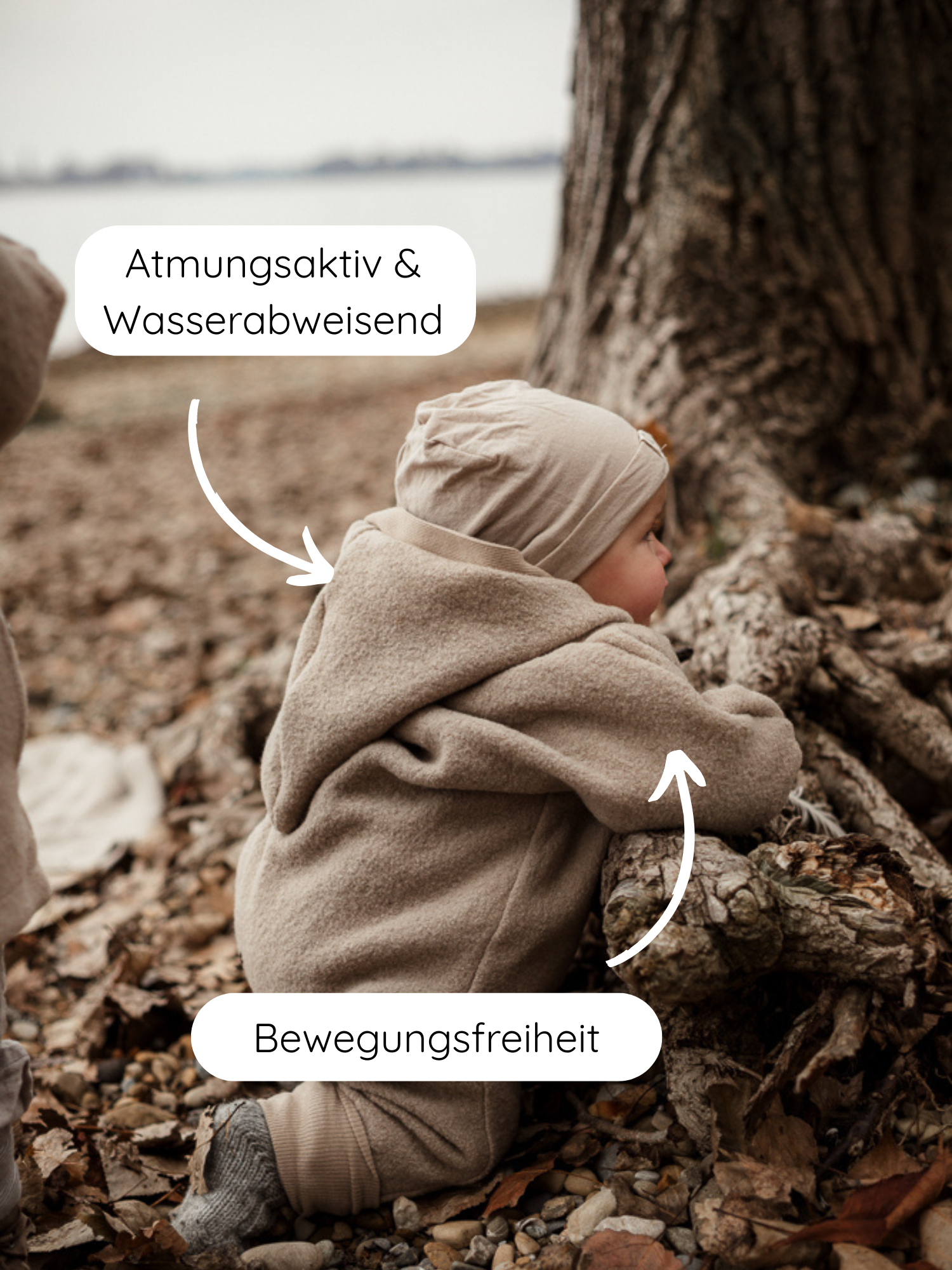 Kleinkind im Kuschelanzug Wollwalk - Sand, atmungsaktiv und wasserabweisend, krabbelt auf Blättern. Der Anzug bietet Bewegungsfreiheit und Komfort für verschiedene Jahreszeiten.