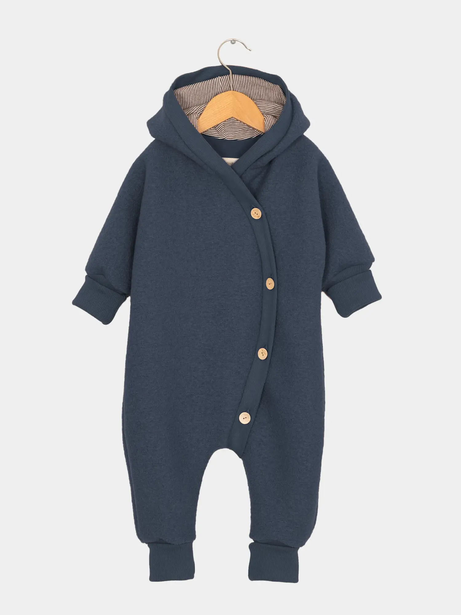 Kuschelanzug Wollwalk - Marine: Navyfarbener Baby-Jumpsuit mit Kapuze, asymmetrischer Knopfleiste und gestreiftem Futter. Lange Ärmel mit Krempelbündchen, ideal für kühle Tage.