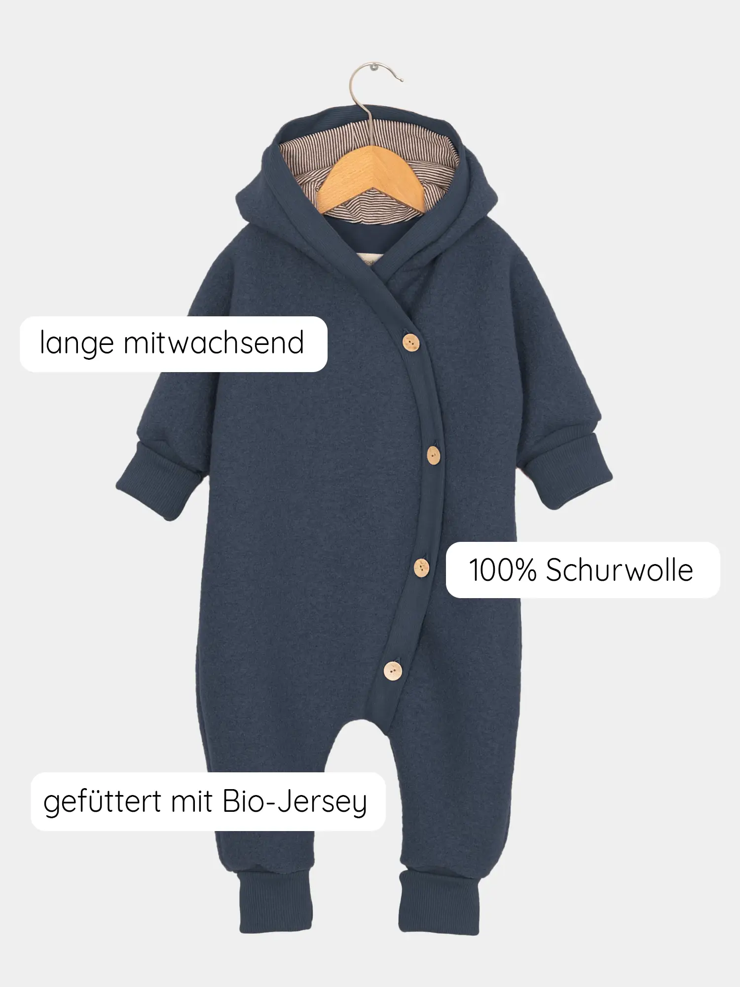 Kuschelanzug Wollwalk - Marine: Navyblauer Overall aus 100% Schurwolle, gefüttert mit Bio-Jersey, mitwachsend durch Krempelbündchen, Holzknöpfe vorne, langer Ärmel und Beine mit umklappbaren Bündchen.