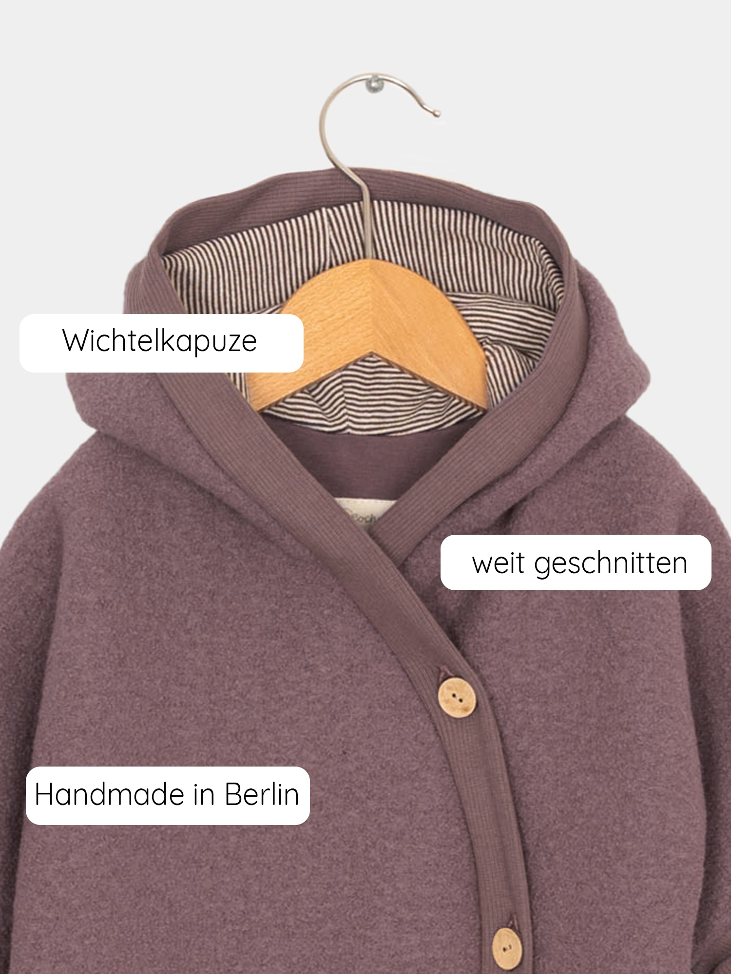 Kuschelanzug Wollwalk - Malve , zeigt die enganliegenden Bündchen und die Wichtelkapuze, ideal für kühle Jahreszeiten. Perfekt für Babys in Tragetüchern geeignet. Wollwalk Anzug, Wollwalk Overall für Kinder, mitwachsender Wollwalk Overall