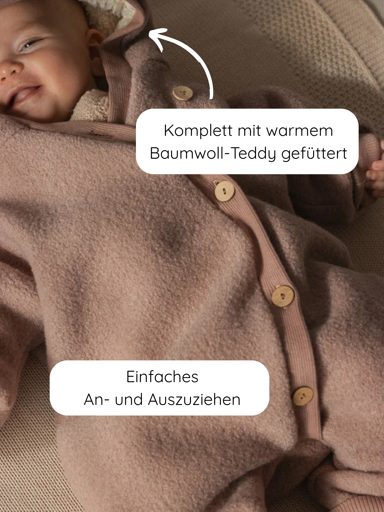 Baby in einem Winter Wollwalk Overall mit Teddyfutter - Puder, aus weichem Teddyfleece mit Holzoptik-Knöpfen, zeigt ein warm gefüttertes, leicht anzuziehendes Design. Perfekt für kalte Tage.