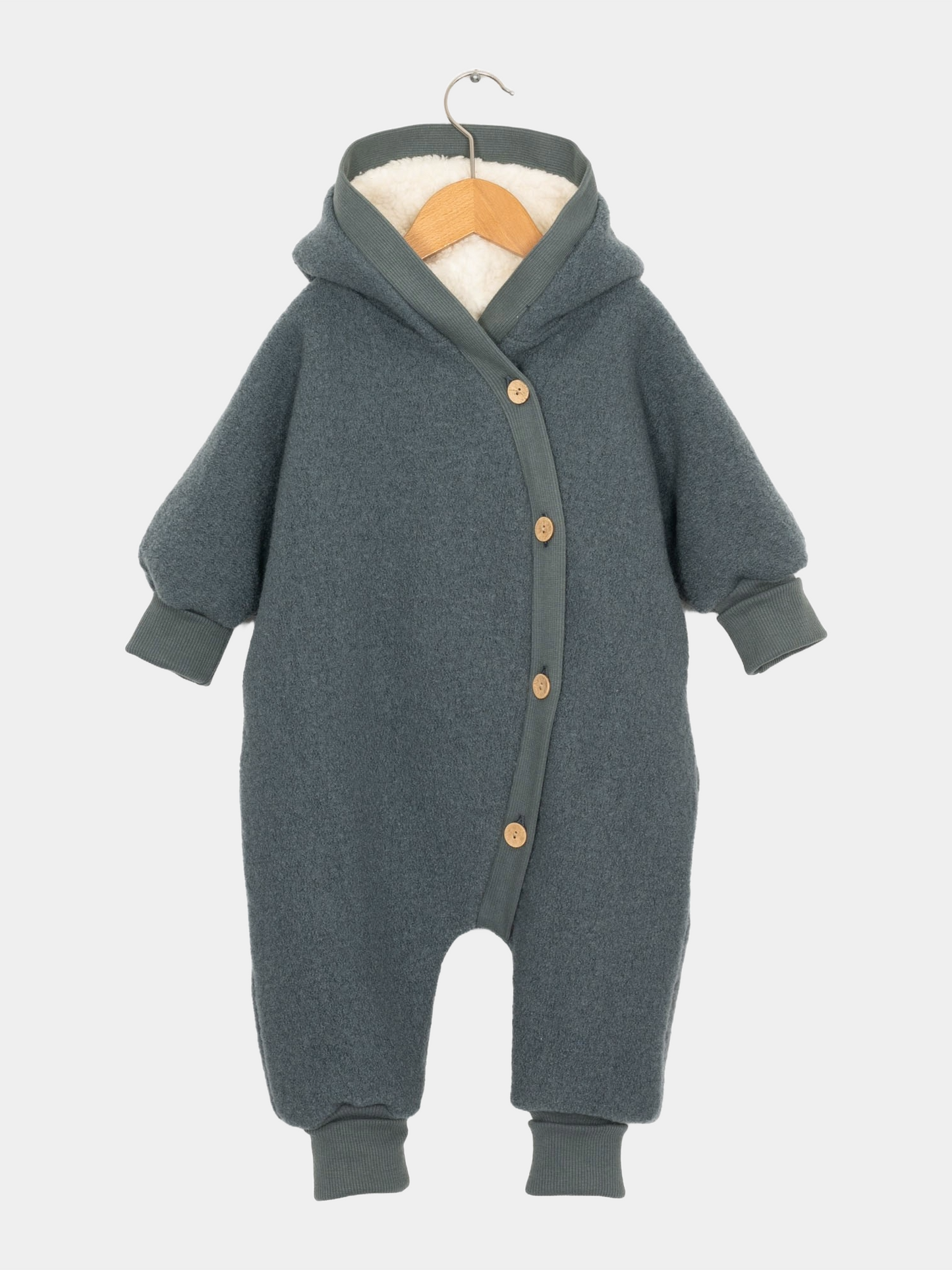 Kuschelanzug Bio-Sweat: Slate-grauer, flauschiger Baby-Overall mit Holzknöpfen und Kapuze, sherpa-gefüttert, asymmetrische Knopfleiste. Handgefertigt, weich angeraut innen, mit Krempelbündchen.
