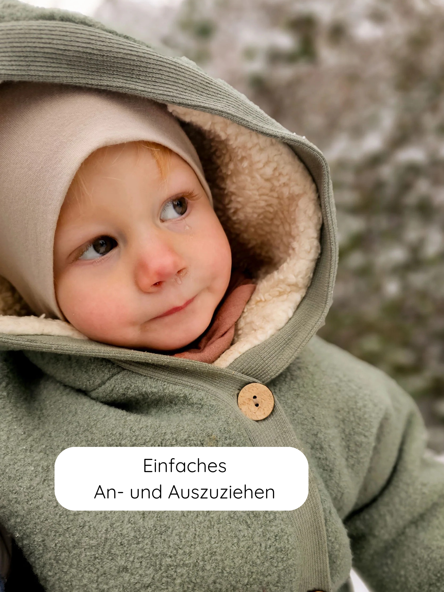 Kleinkind im Winter Wollwalk Overall mit Teddyfutter - Pistazie, mit Kapuze und Korkknopf, zeigt Atmungsaktivität und einfache Handhabung, ideal für kalte Wintertage. Begleitet von Einfaches An- und Ausziehen-Label.