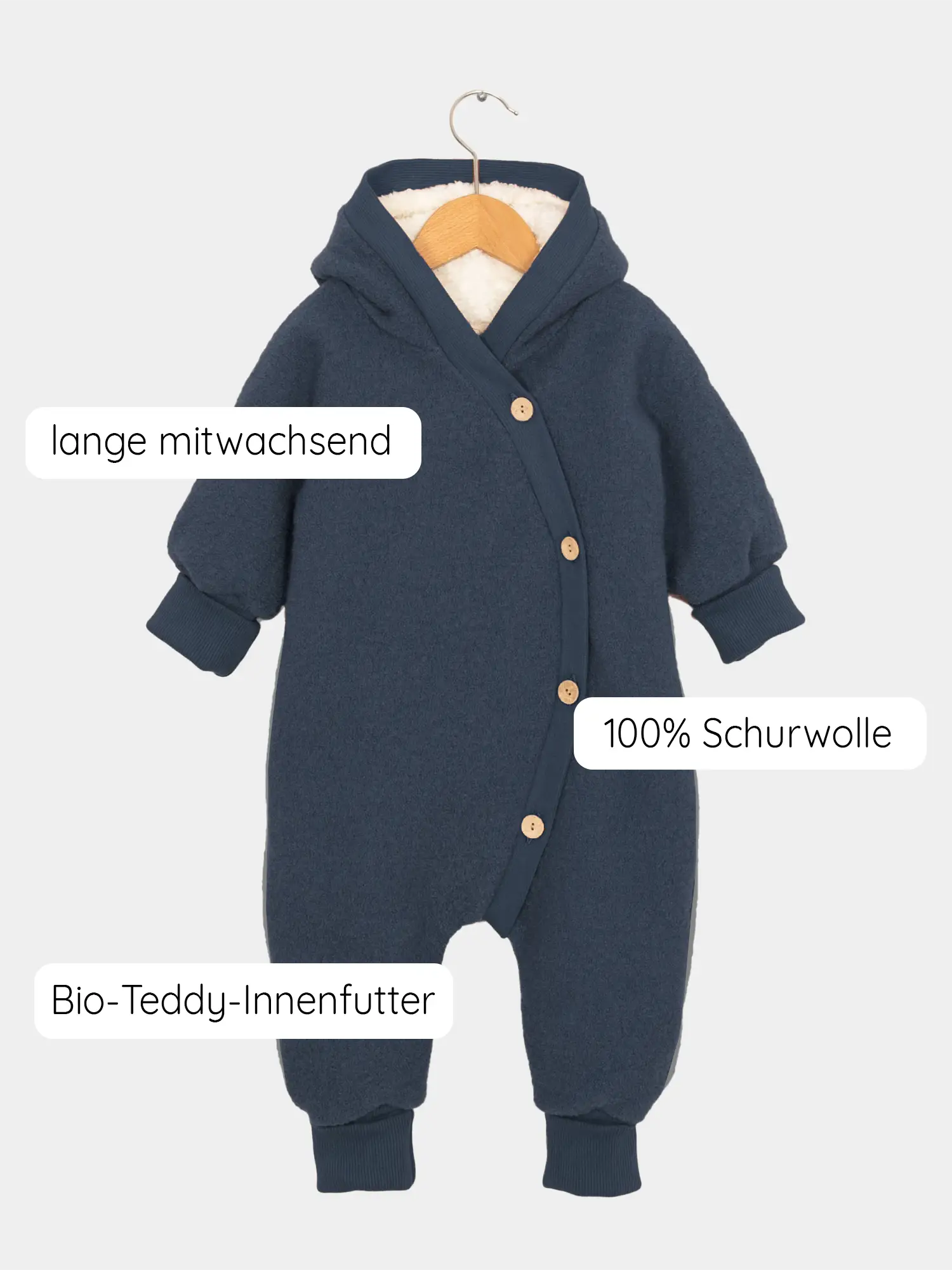 Teddy-Kuschelanzug Wollwalk - Marine: Navyblauer Baby-Overall mit Kapuze, diagonalem Holzknopfverschluss, umschlagbaren Bündchen und weichem Bio-Teddyfutter; aus 100 % Schurwolle gefertigt, ideal für kalte Wintertage.