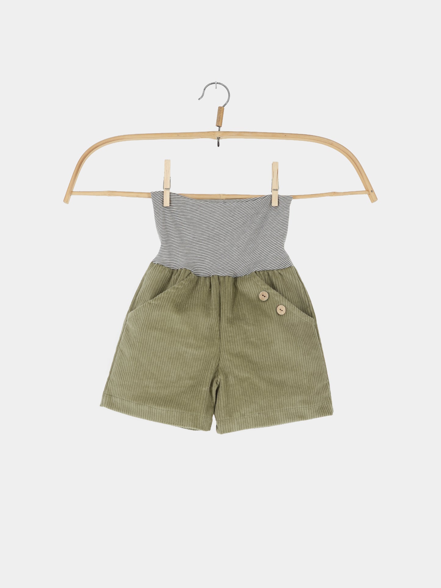Kurze Buxe Breitcord - Kiwi: Kinder-Romper mit grauweißem Tube-Oberteil und olivgrünen Cord-Shorts. Fronttaschen und Holzknöpfe betonen den robusten Stil, ideal für Abenteuer.