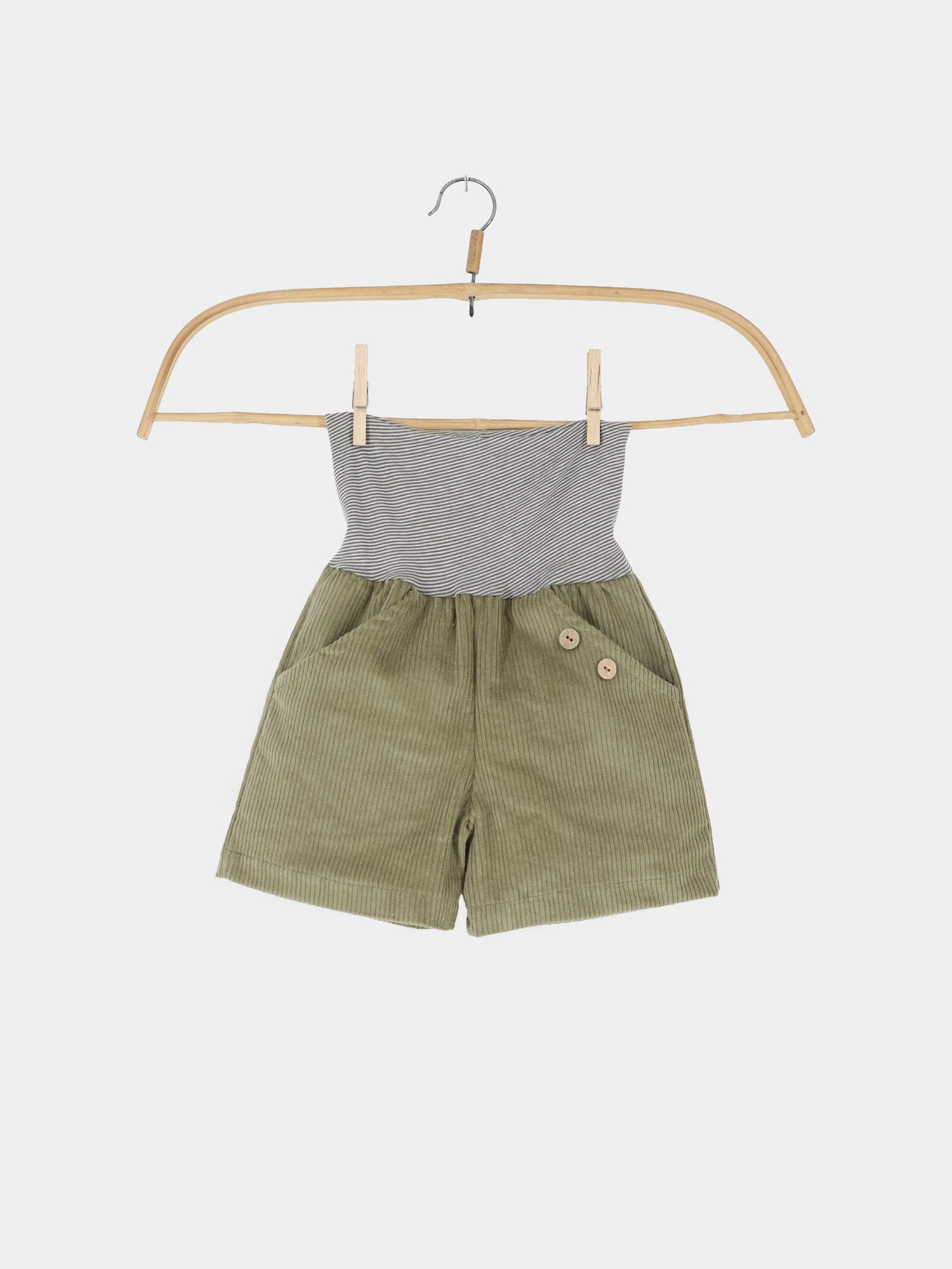 Kurze Buxe Breitcord - Kiwi: Kinder-Romper mit grauweißem Tube-Oberteil und olivgrünen Cord-Shorts. Fronttaschen und Holzknöpfe betonen den robusten Stil, ideal für Abenteuer.