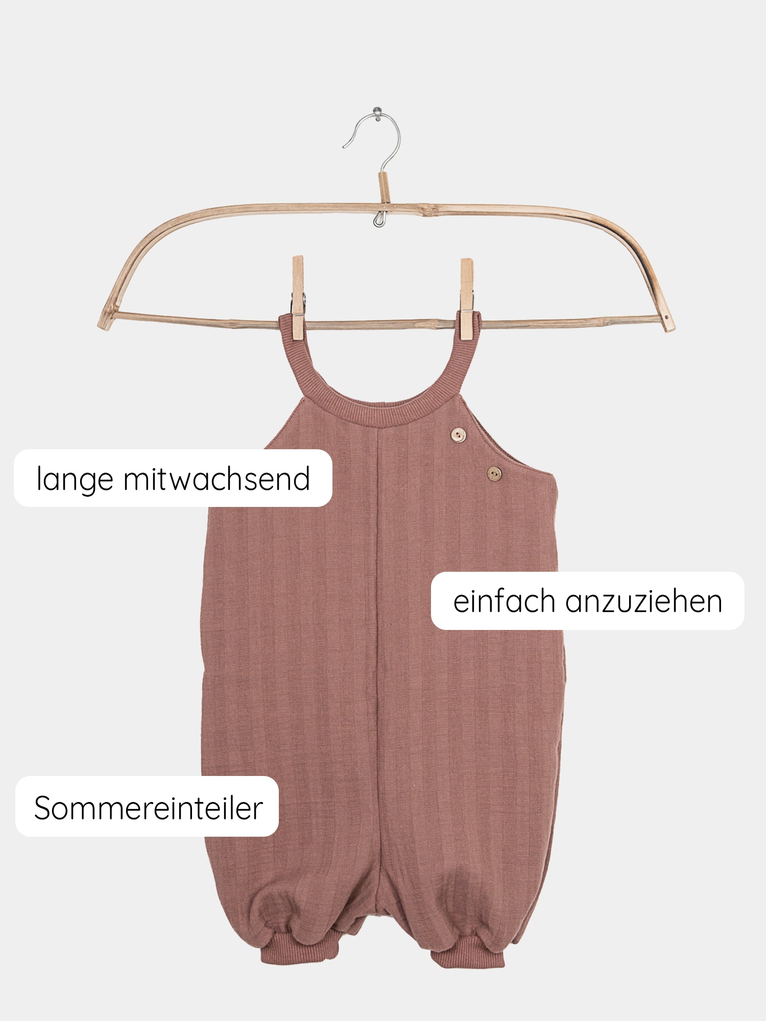 Kurze Schlupflatzhose Bio-Musselin - Zimt: Handgenähter Sommer-Einteiler aus Bio-Musselin, bequem und bewegungsfreundlich. Perfekt für Kinder, leicht anzuziehen, ideal für aktive Sommertage.
