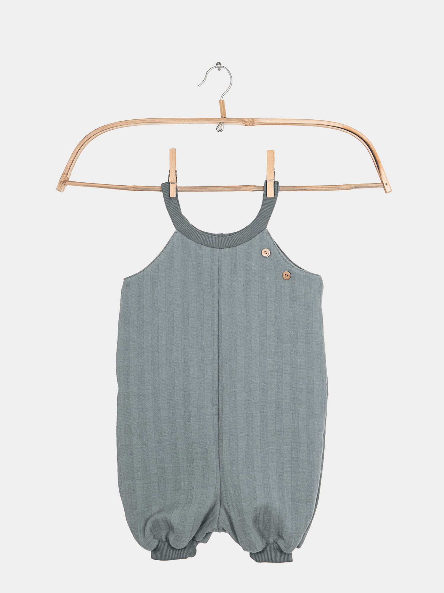 Kurze Schlupflatzhose Musselin - Eisblau, handgenäht in Berlin. Ein bequemer, ärmelloser Sommer-Einteiler für Kinder, der leicht anzuziehen ist und jede Bewegung mitmacht. Perfekt für sommerliche Aktivitäten.