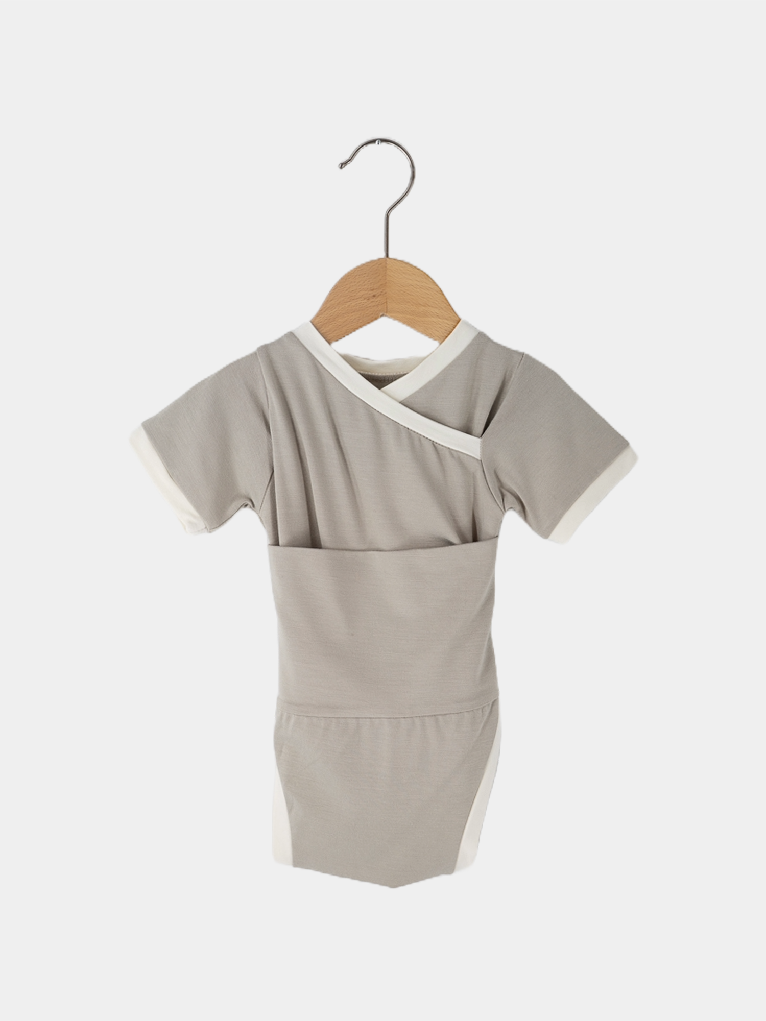 Kurzarm Loopbody Bambusviskose - Stein: Ein weicher, elastischer Babybody aus Bambusviskose ohne Knöpfe, mit speziellem Loop-Design für einfaches An- und Ausziehen, ideal für warme Sommertage am Strand oder im Garten.