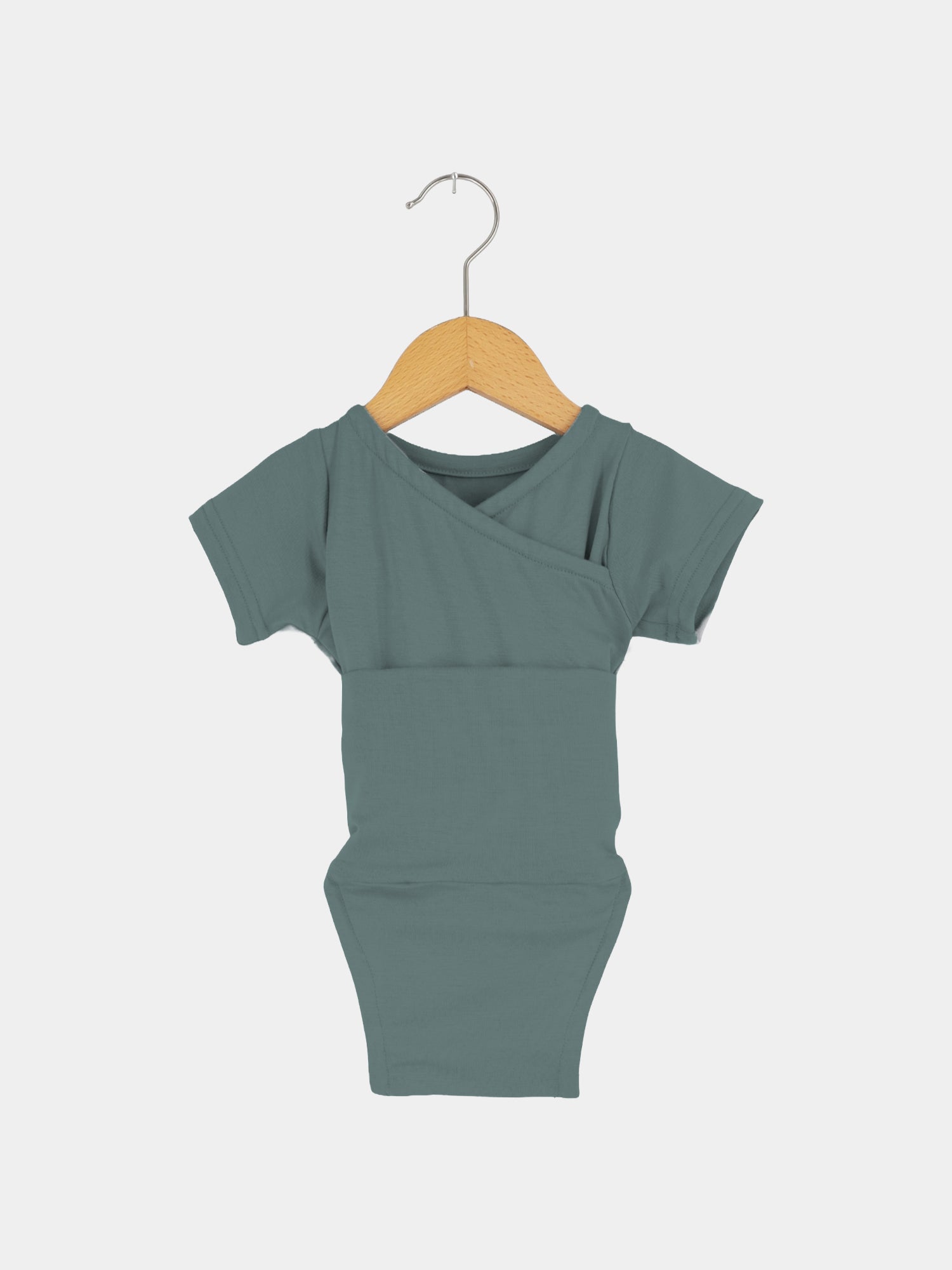 Kurzarm Loopbody Bambusviskose - Ozean: Ein weicher, tealgrüner Baby-Body mit kurzen Ärmeln, hängt an einem Holzkleiderbügel. Perfekt für den Sommer, bietet er Schutz und Komfort.