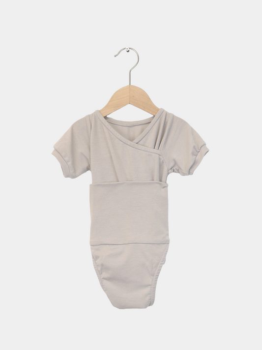 Kurzarm Loopbody Kaschmir-Mix - mitwachsender Babybody auf einem Holzkleiderbügel, besonders weich und ohne Knöpfe, ideal für einfachen Wechsel und Komfort. Perfekte Baby Geschenke.