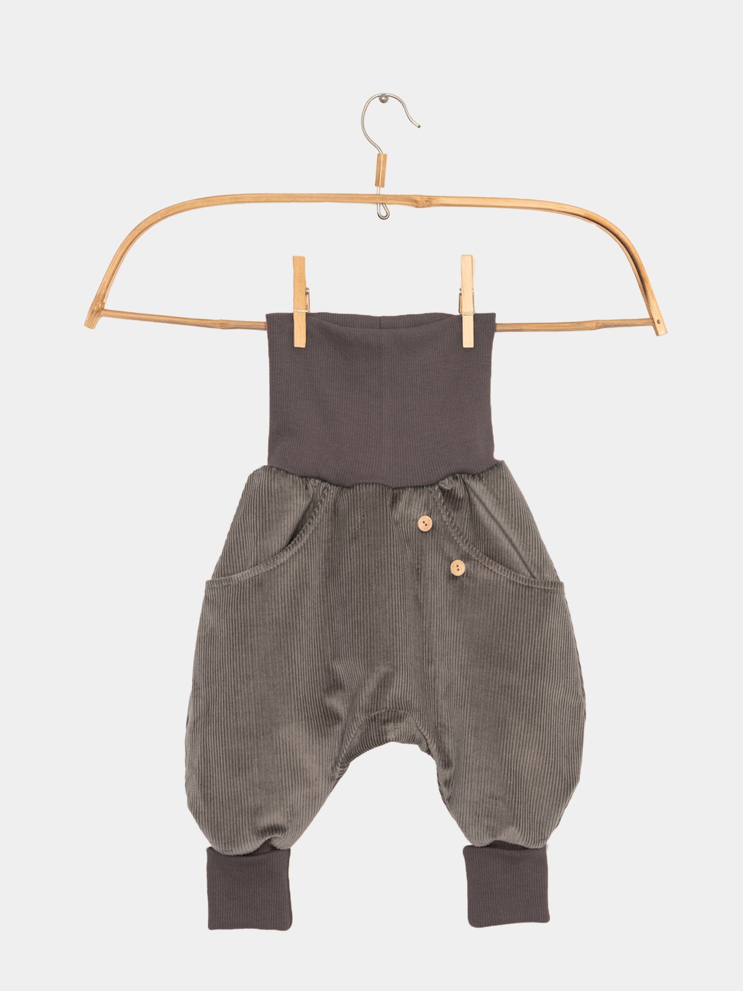 Knickerbocker Breitcord Stretch - Maus: Kinderharemshose aus weichem Cord in Grau-Grün mit breitem, dunklem Bund und Bündchen, zwei Fronttaschen und Holzknöpfen, auf einem Holzkleiderbügel präsentiert.
