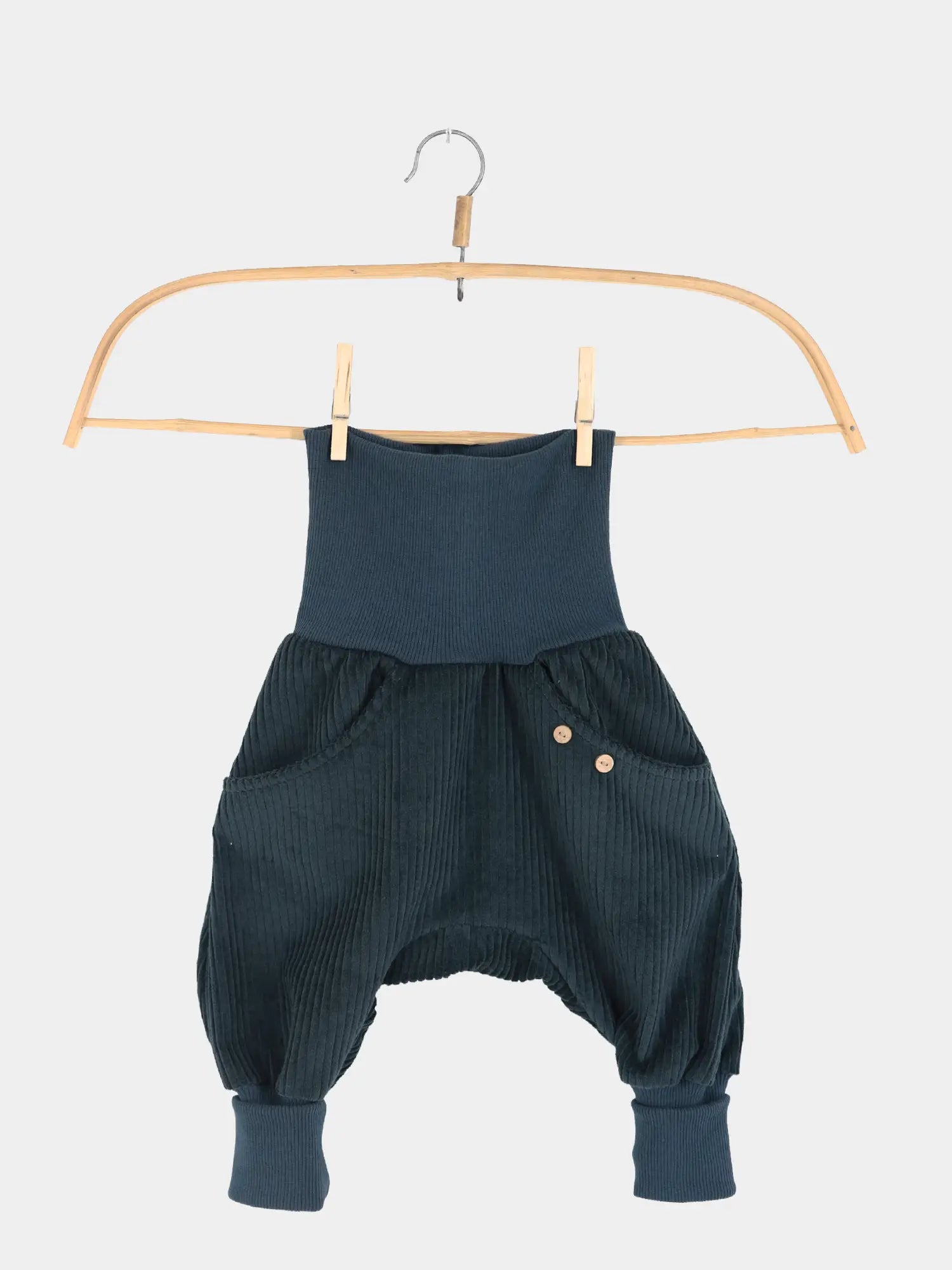 Knickerbocker Breitcord - Marine: Dunkelblaues Cord-Haremshose für Kinder mit breitem, elastischem Bund, gerippten Bündchen und großen Vorderentaschen mit Holzknöpfen. Bequem und robust, ideal für maximale Bewegungsfreiheit.