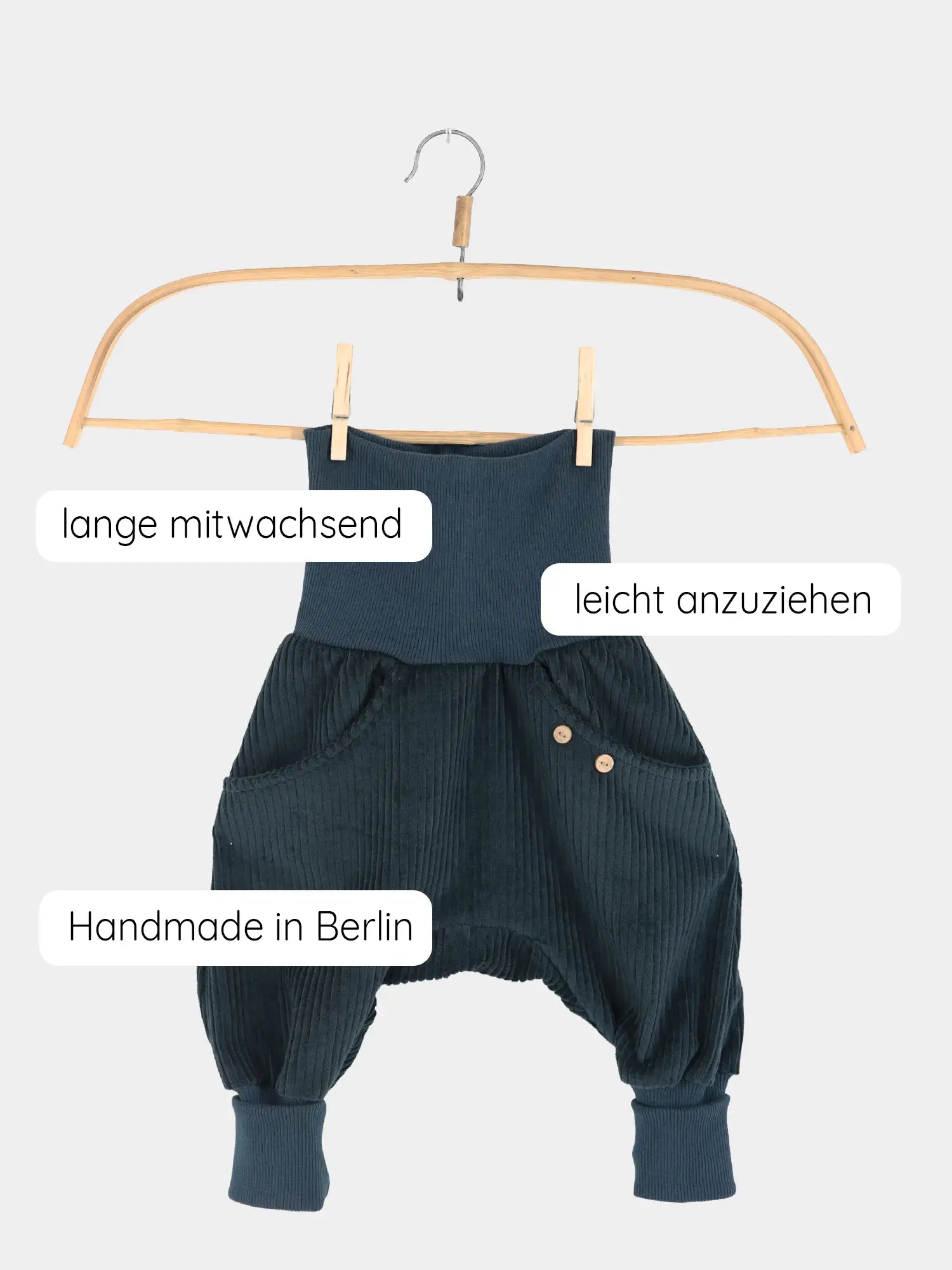 Knickerbocker Breitcord - Marine: Kinder-Strampler aus geripptem Cord mit breitem, umklappbarem Bund, engen Bündchen, zwei Fronttaschen, Holzknopfdetails, auf Holzbügel. Labels: lange mitwachsend, leicht anzuziehen, Handmade in Berlin.